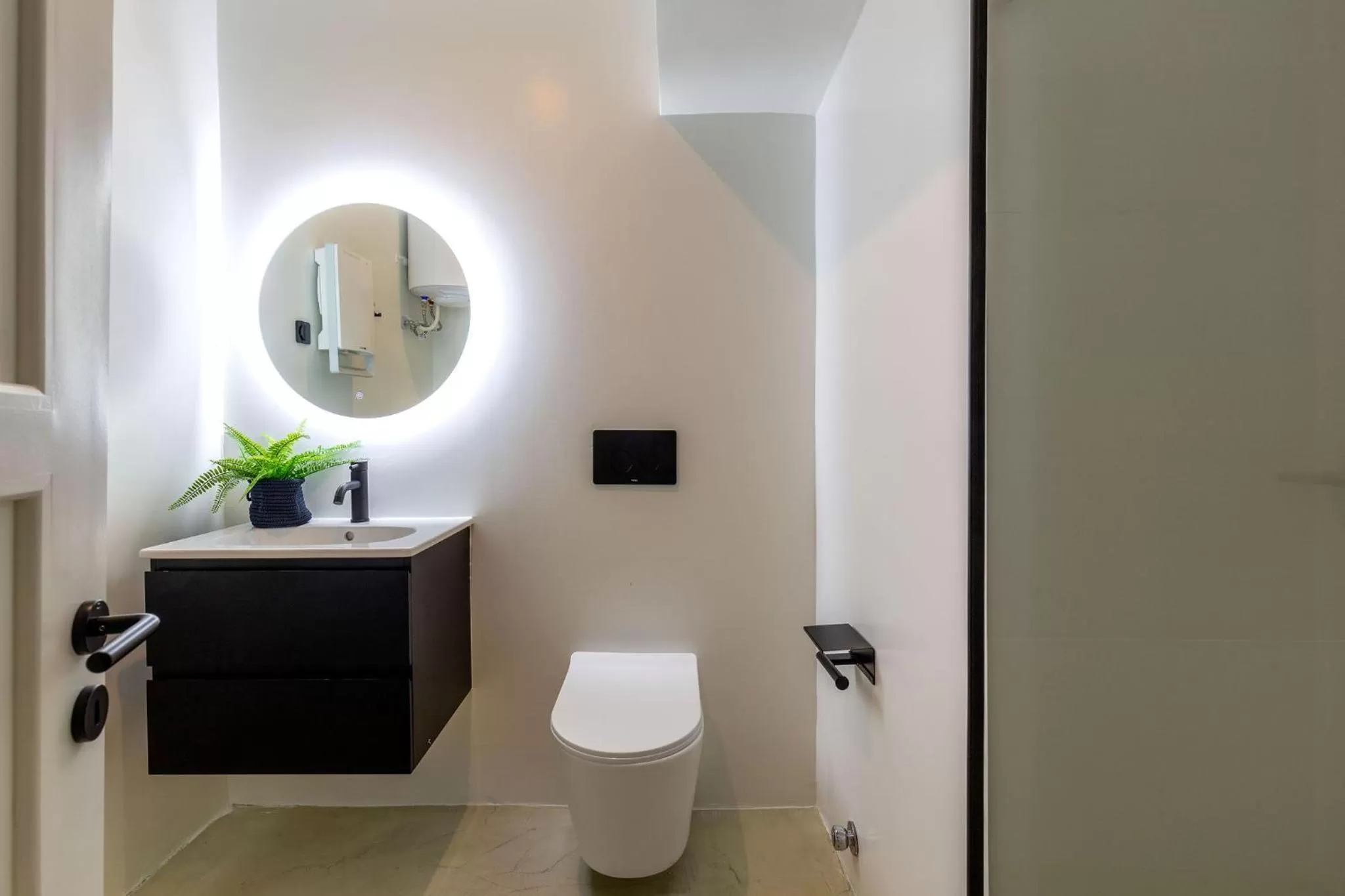 Bathroom, TV/Entertainment Center in ZOIA The Met by UPSTREET