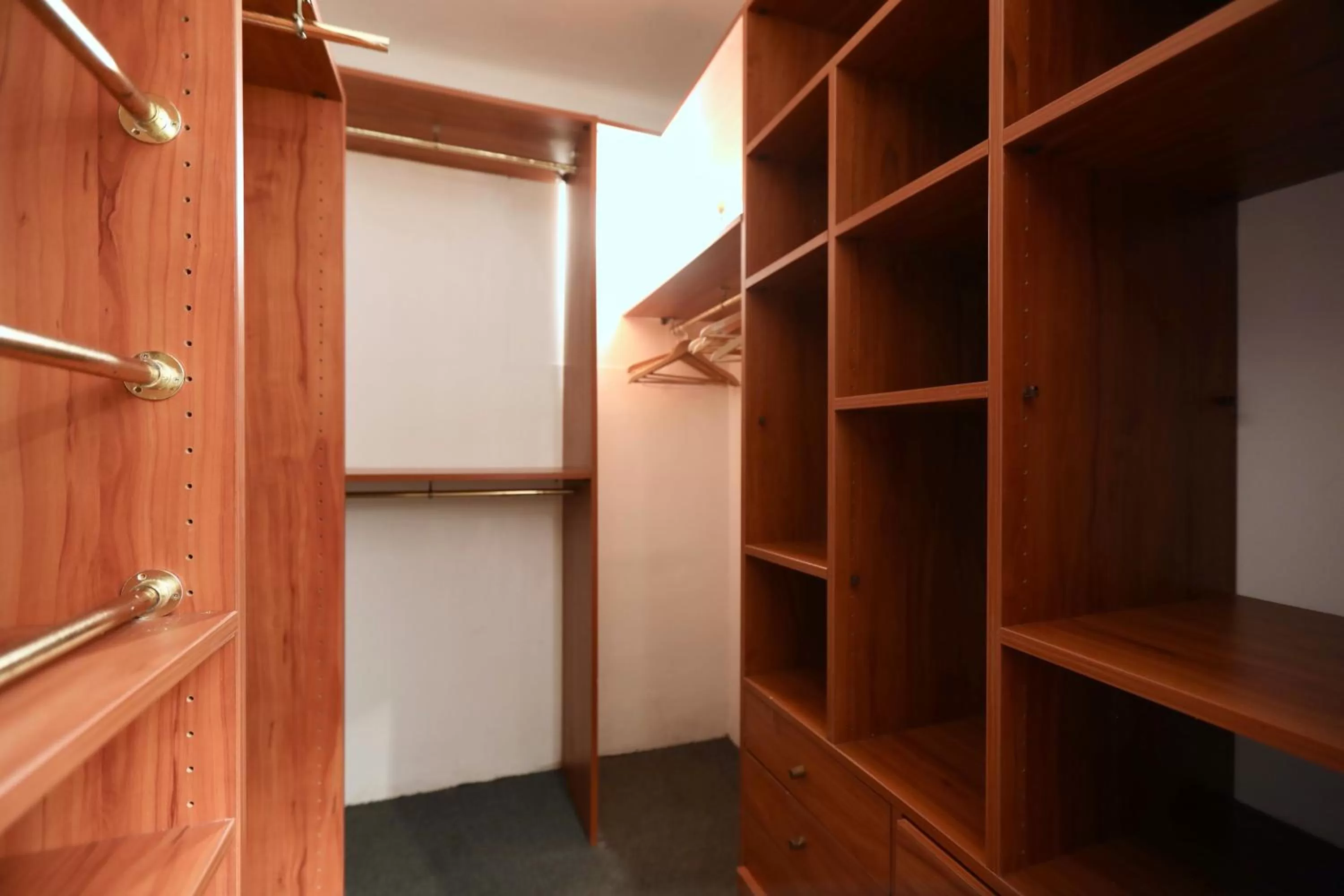 wardrobe, TV/Entertainment Center in Luxe et sérénité au cœur de Saint-Tropez Suites spacieuses avec jardin enchanteur La Romana