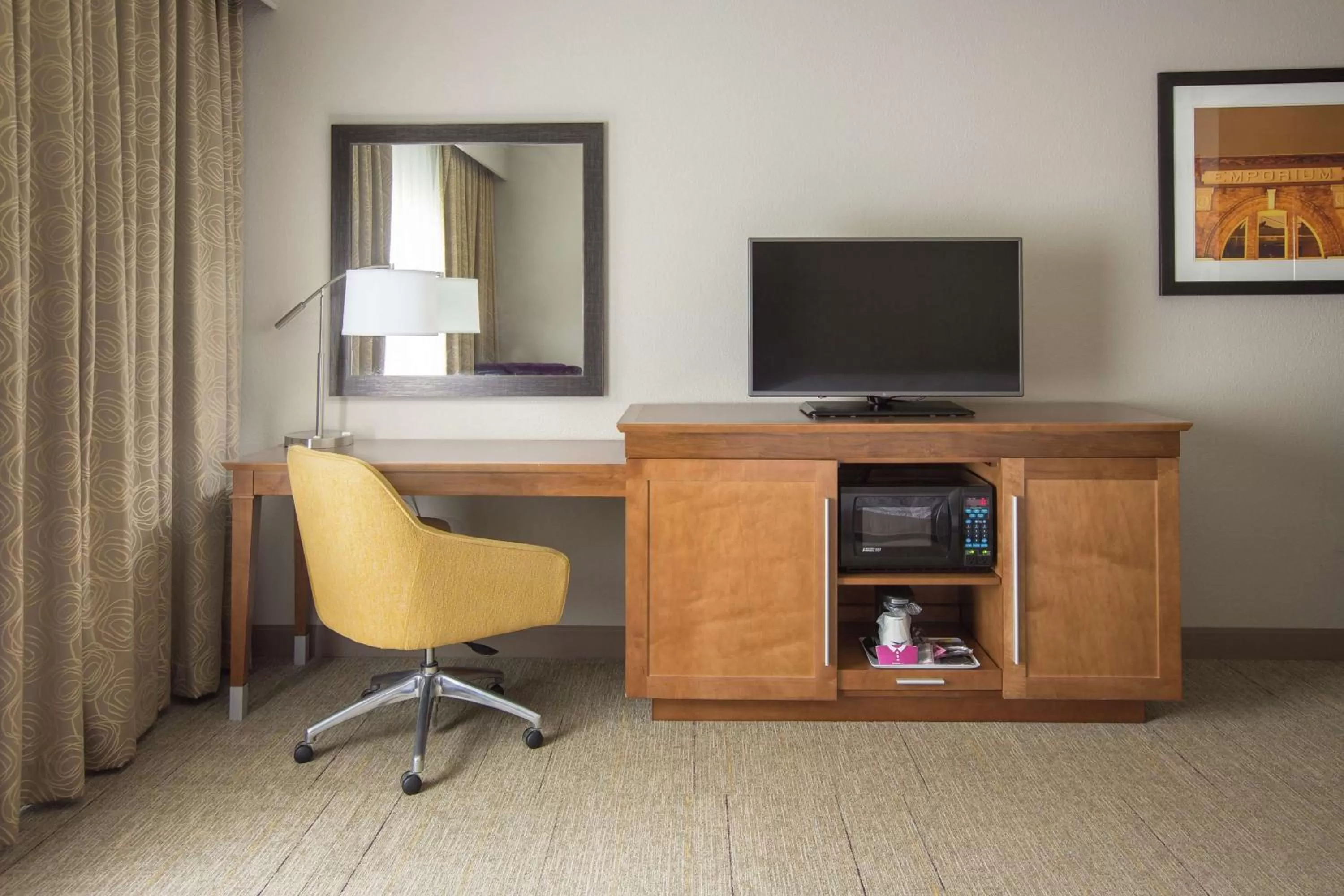 Bedroom in Hampton Inn & Suites - Knoxville Papermill Drive, TN