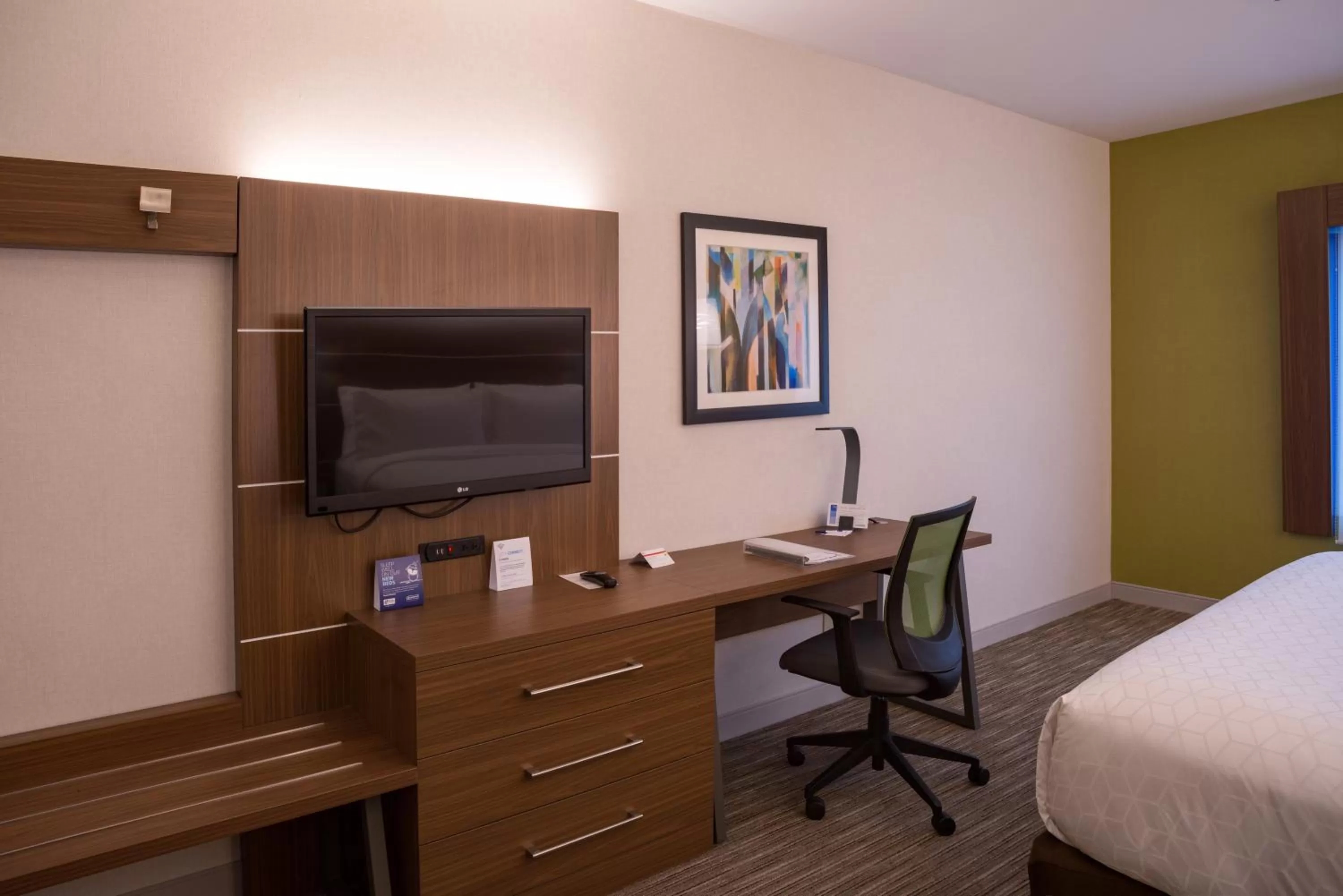 Photo of the whole room, Bed in Holiday Inn Express Branford-New Haven by IHG