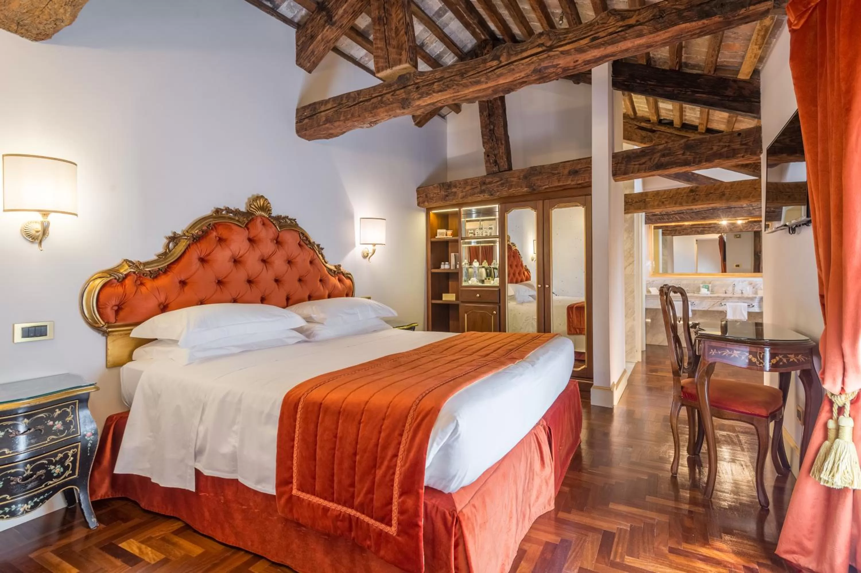 Bathroom, Bed in Hotel Ai Cavalieri di Venezia