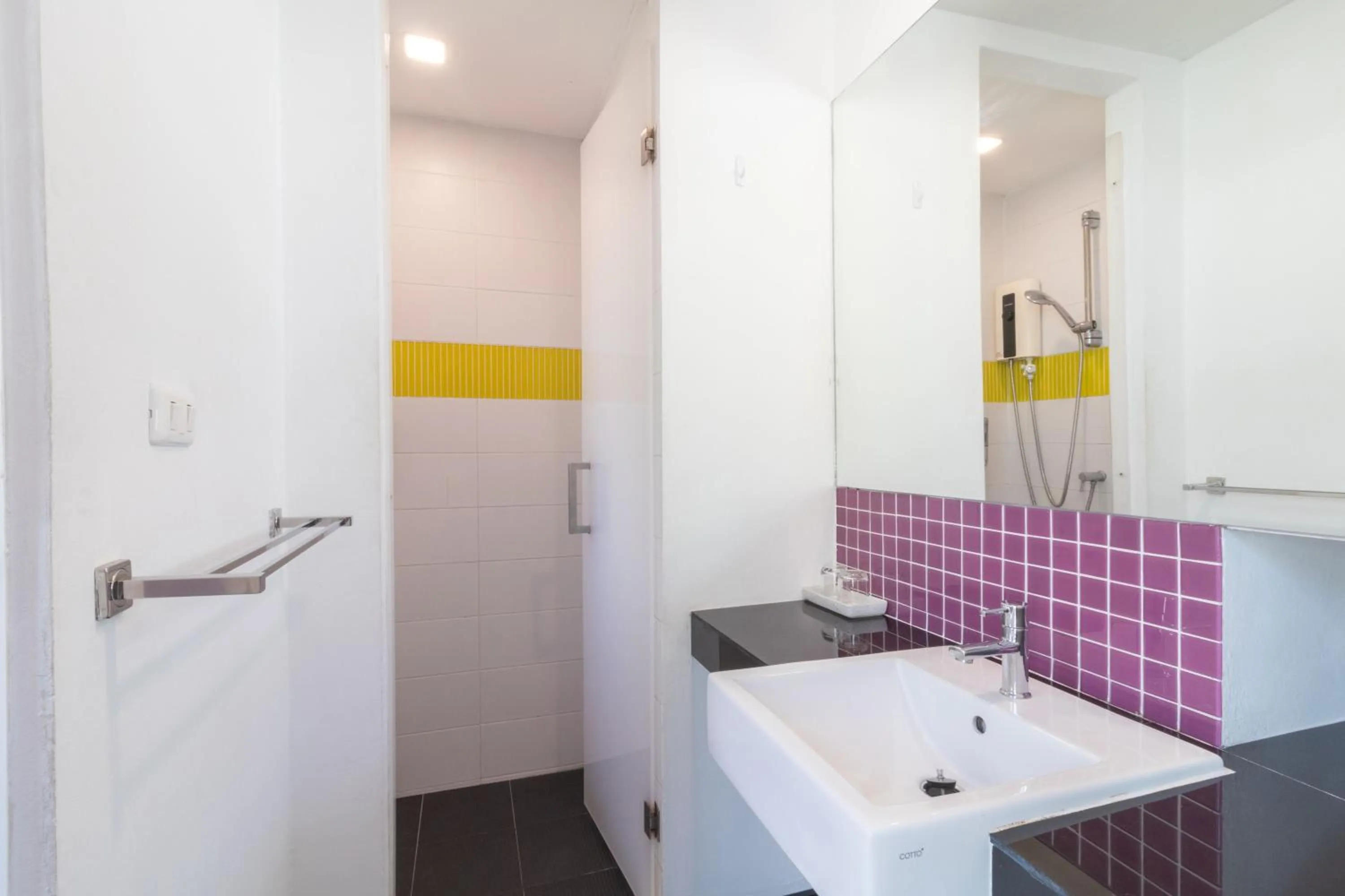 Bathroom in CheQinn Hostel - Sukhumvit 4 Nana Plaza