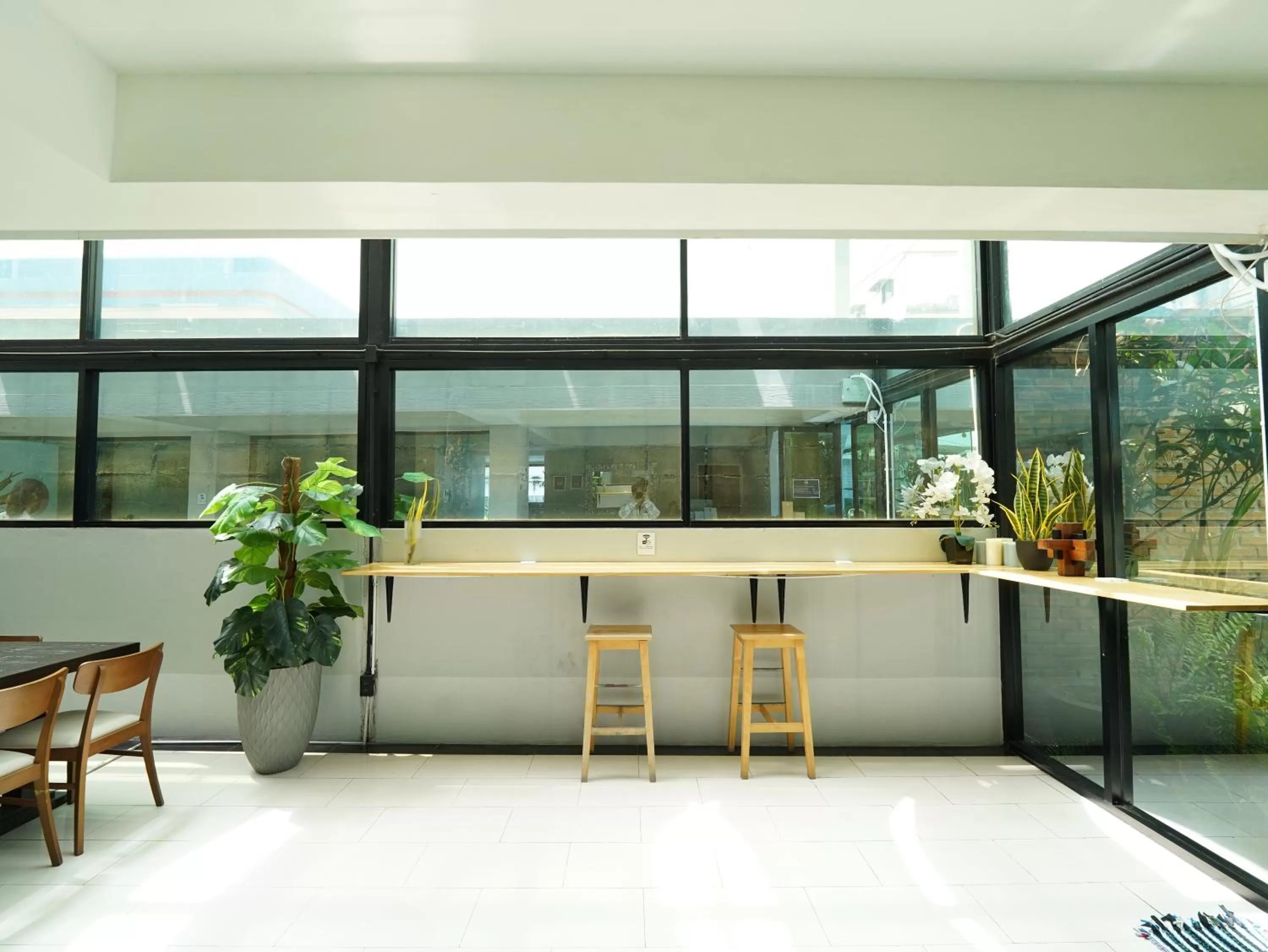 Seating area in RoomQuest Bangkok Don Mueang Airport