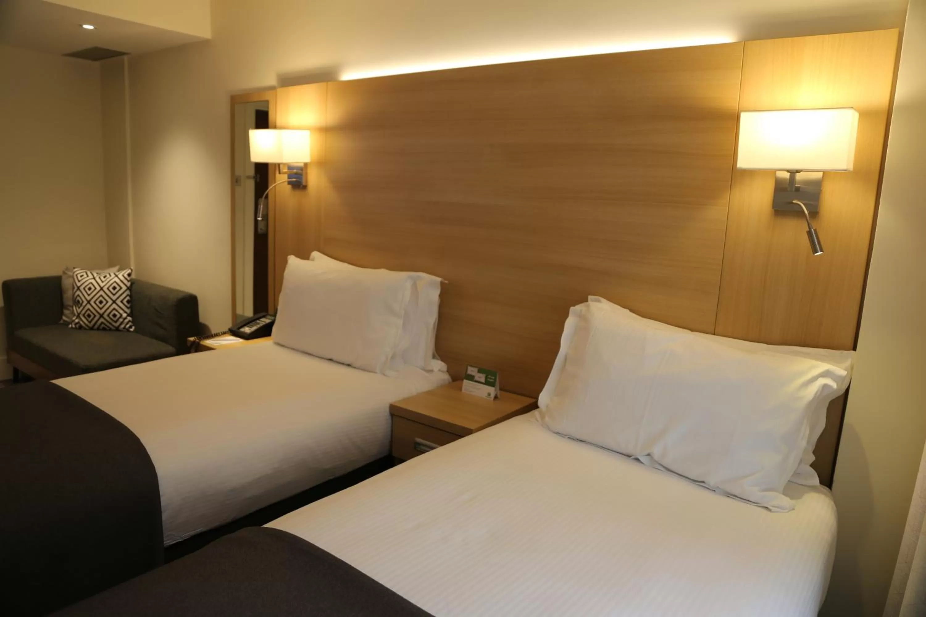 Photo of the whole room, Bed in Holiday Inn London Kensington High St. by IHG