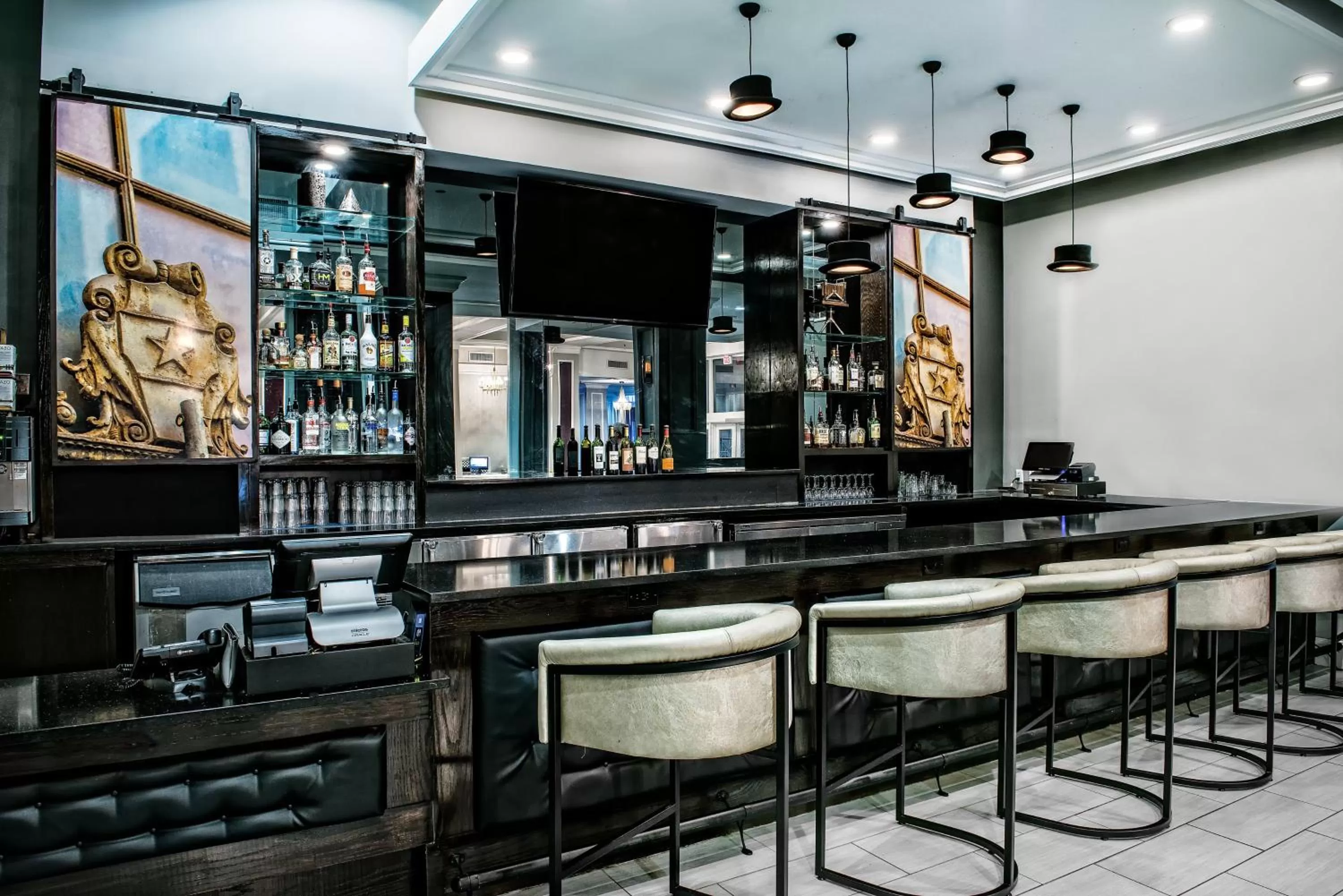 Lounge or bar in Hotel Indigo Dallas Downtown by IHG