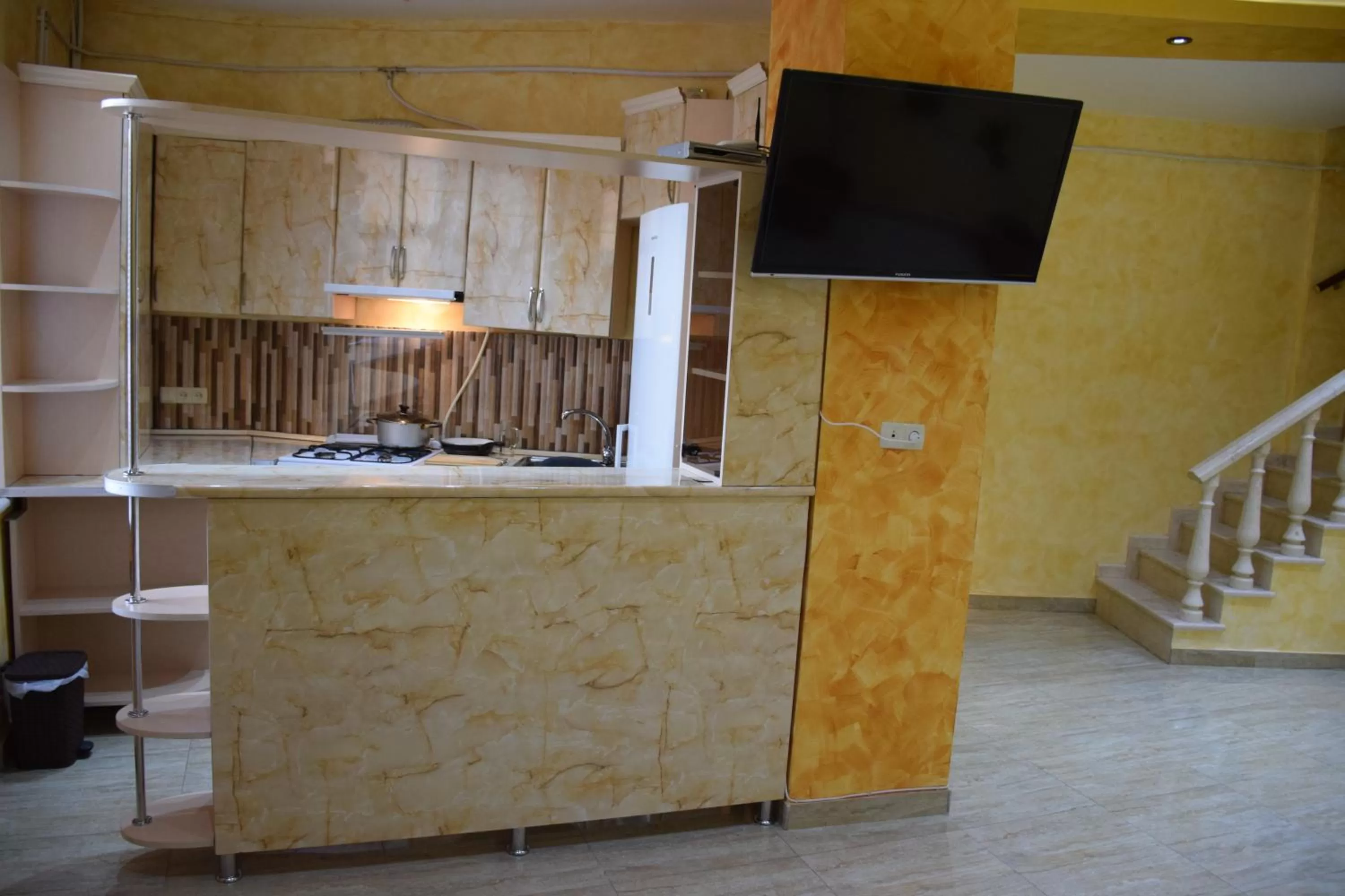 Kitchen/Kitchenette in Manand Hotel