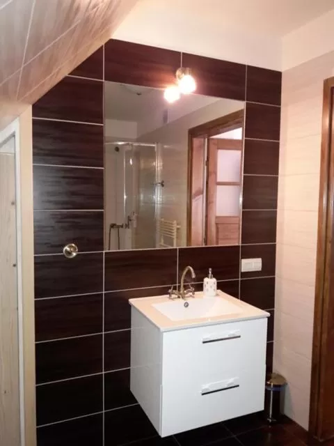 Bathroom in Gościniec Dworski w Ropie