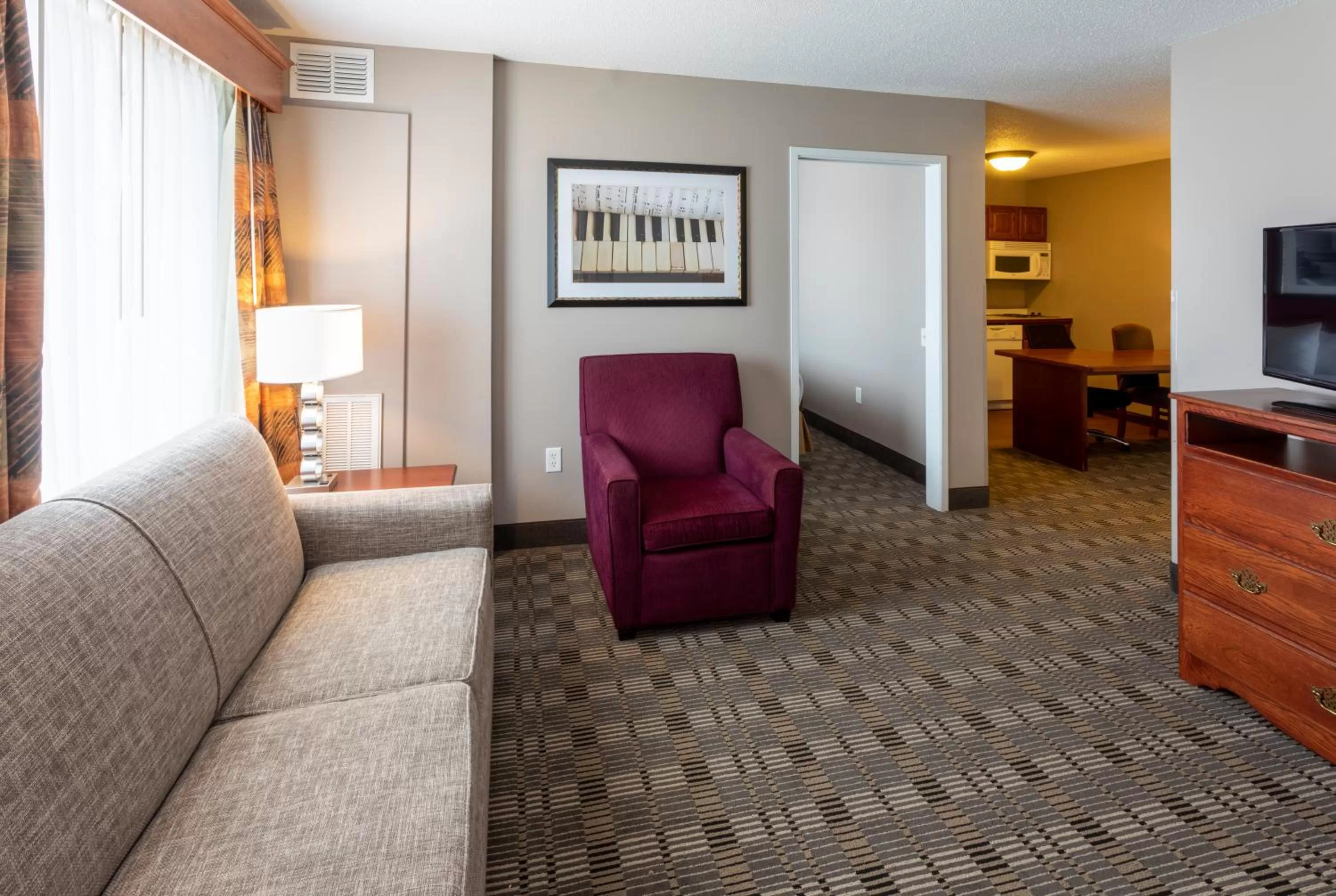 Living room in GrandStay Hotel & Suites Ames