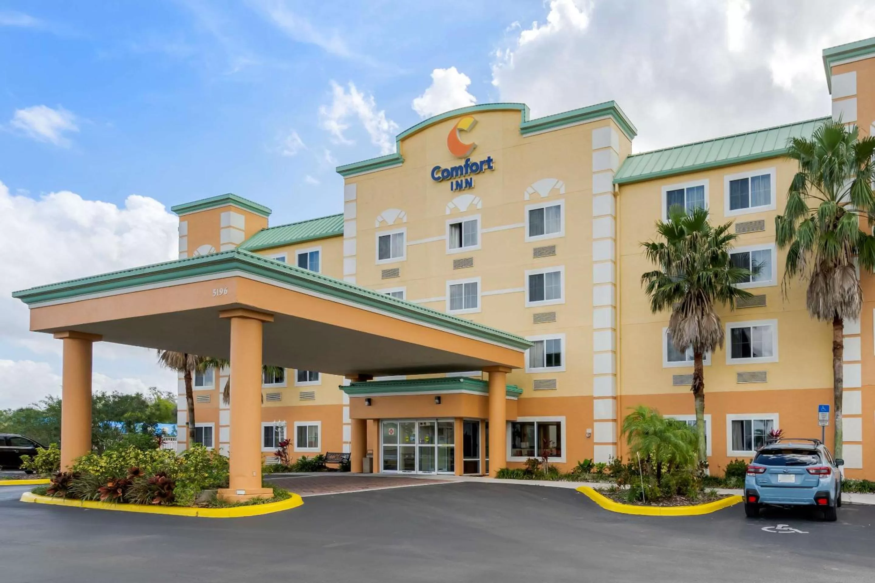 Property building in Comfort Inn Kissimmee-Lake Buena Vista South