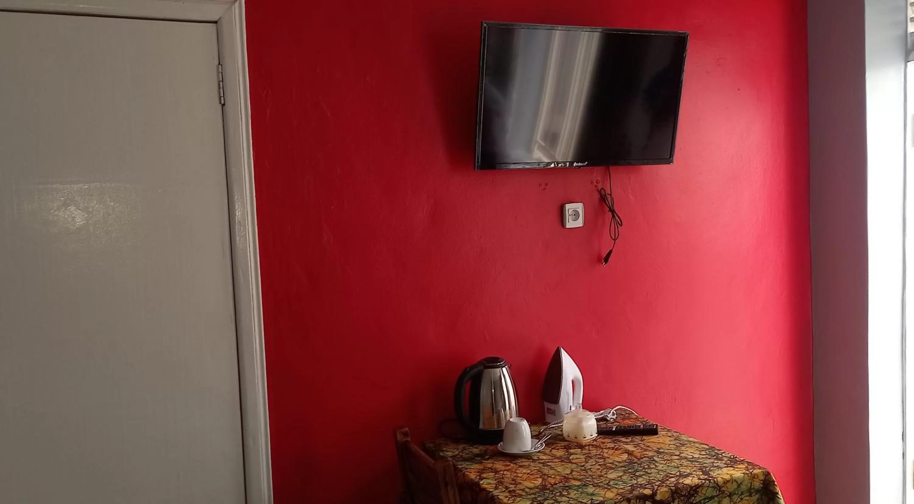 TV/Entertainment Center in Tommy's Budget Rooms