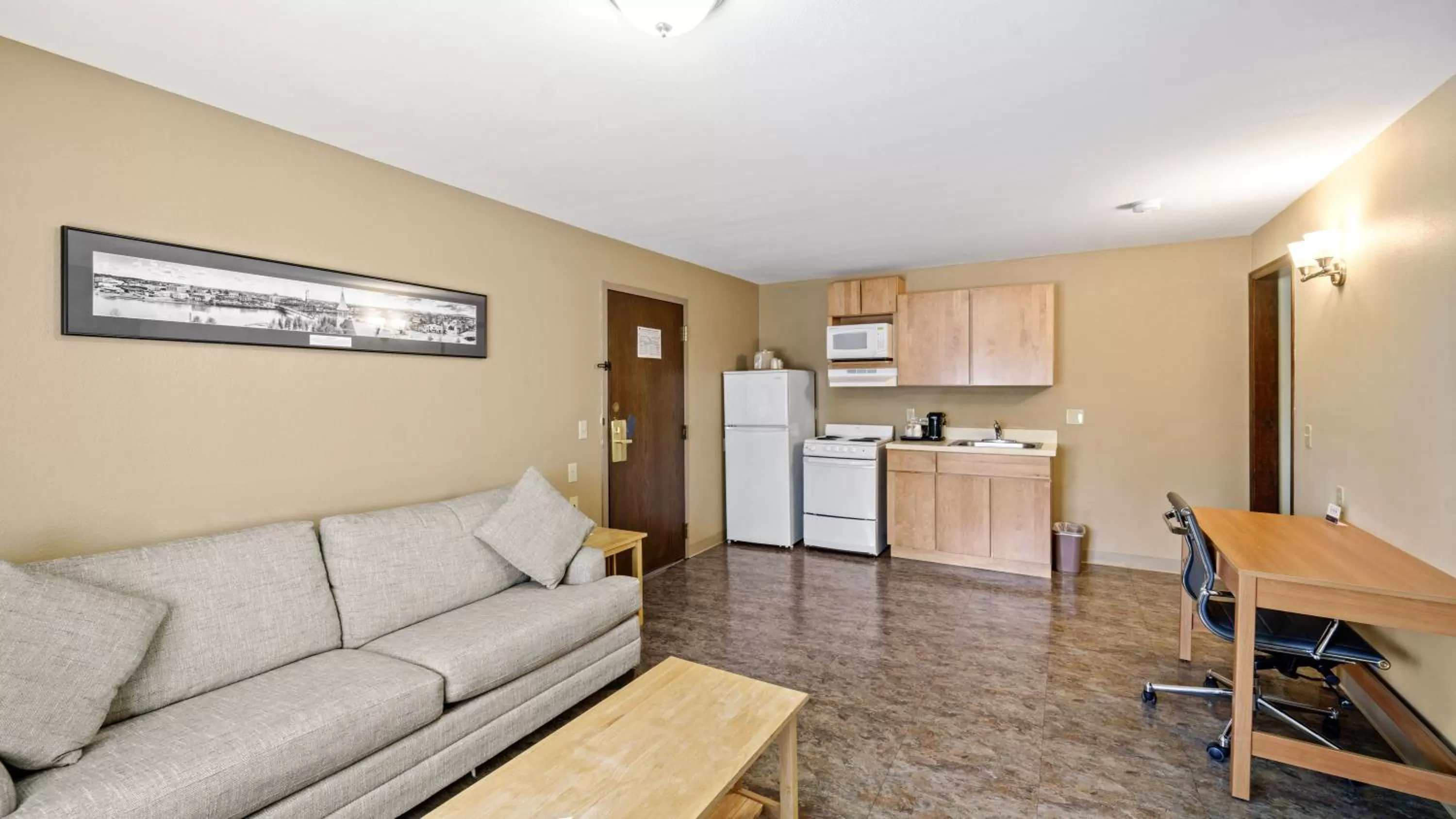 Living room in Clarion Hotel & Suites Fairbanks near Ft Wainwright