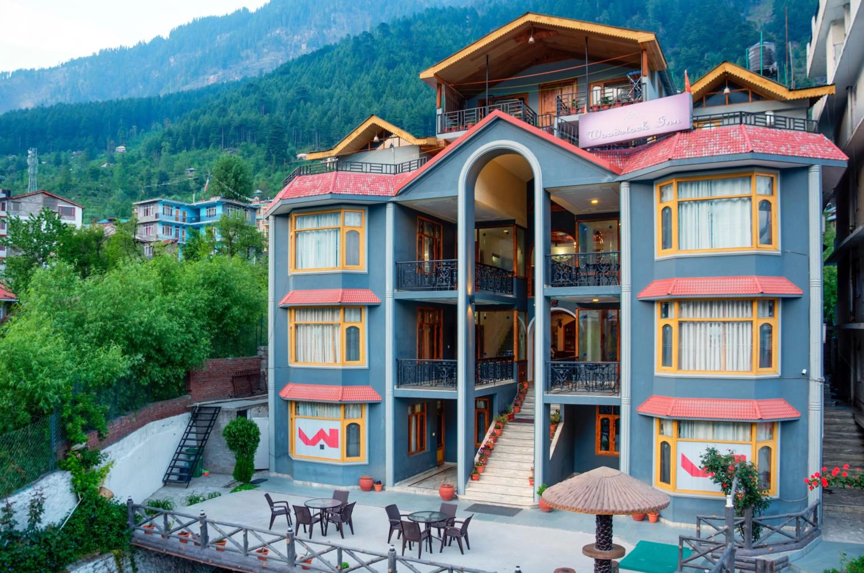 Facade/entrance in Woodstock Inn Manali 800 Mtrs from Mall Road