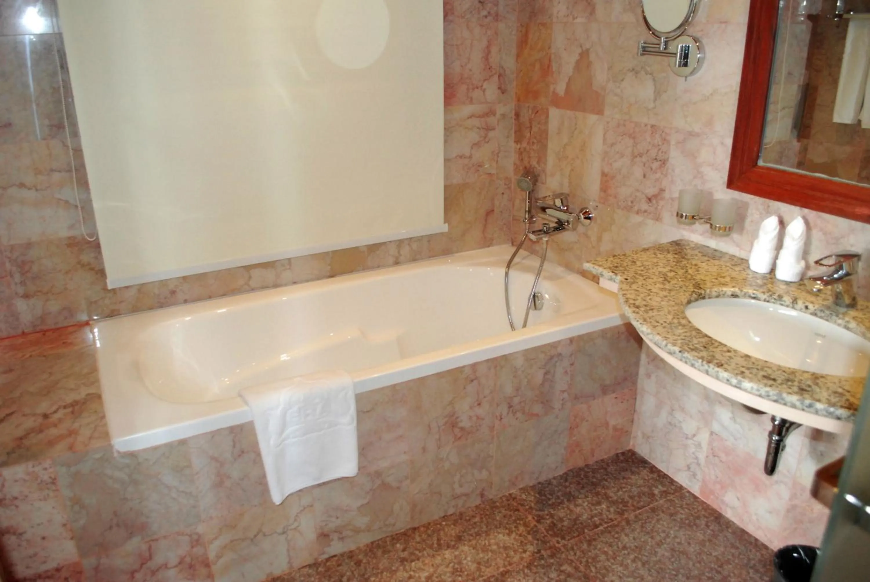 Bath in Phnom Penh Era Hotel