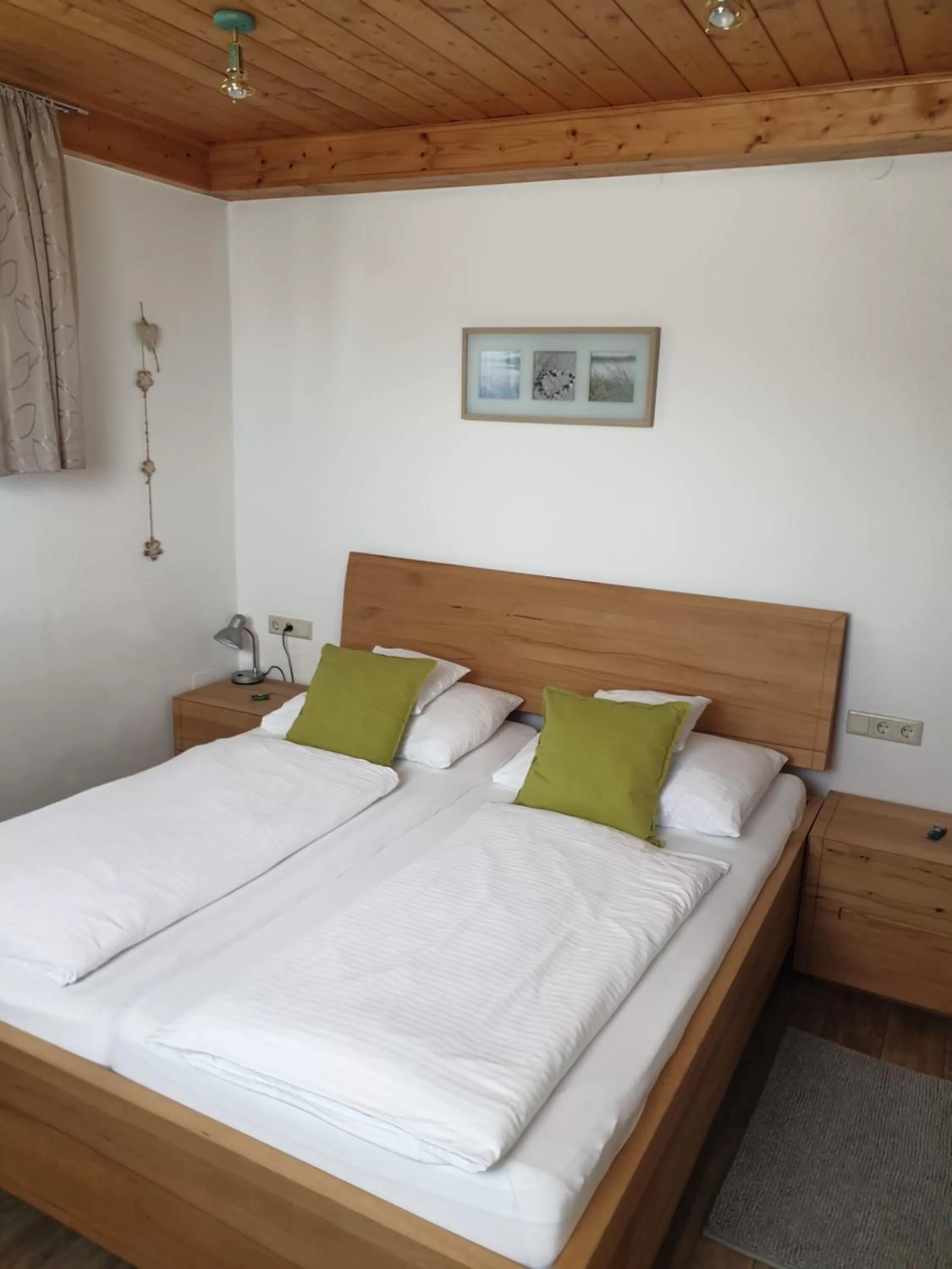 Property building, Bed in Bergführerhaus