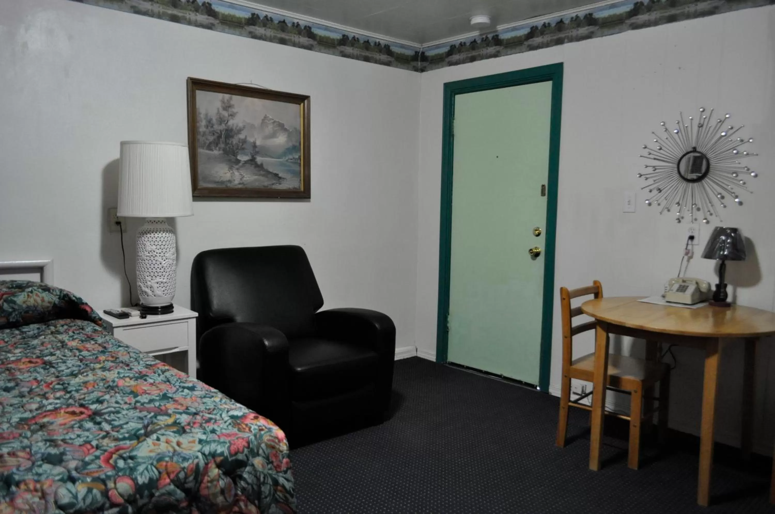 Photo of the whole room, Bed in Western Motel