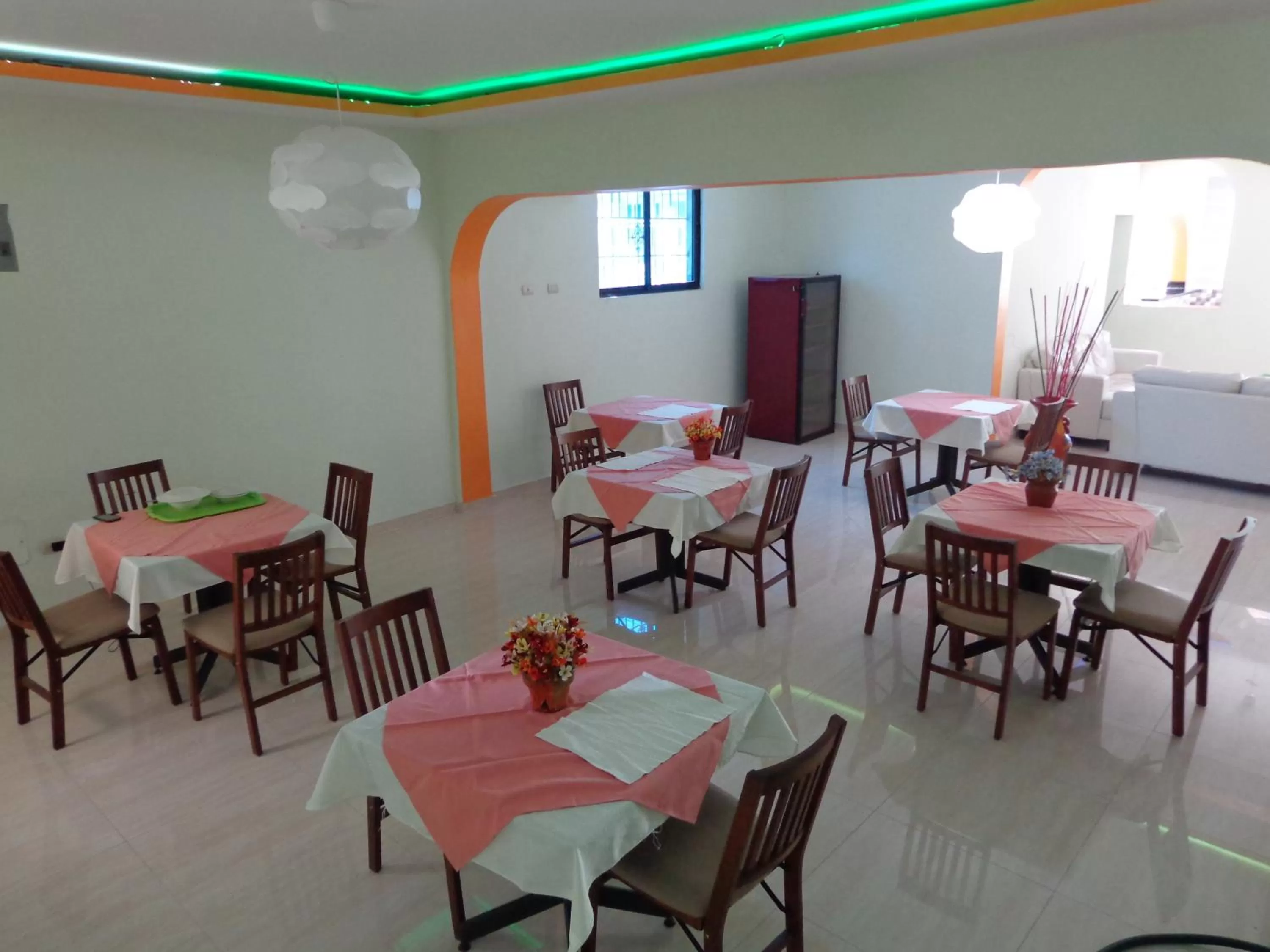 Restaurant/places to eat in Hotel Renacer