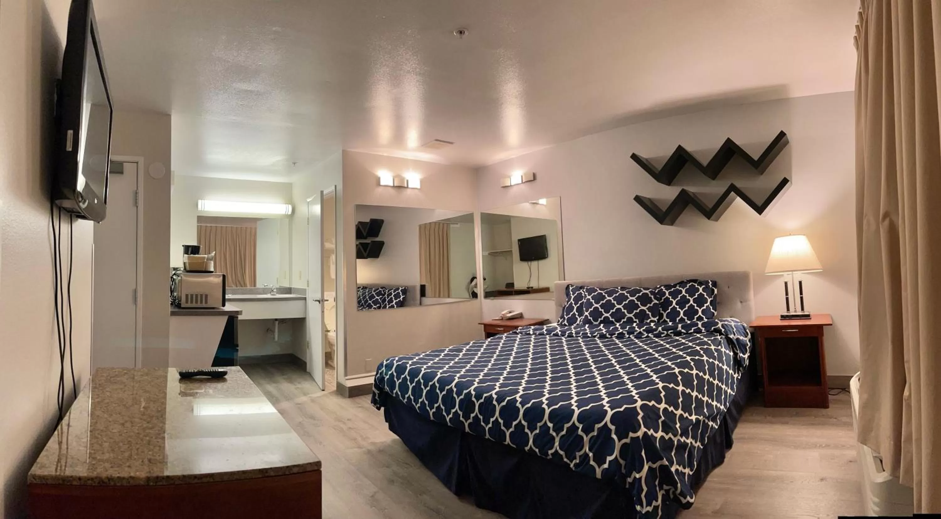 TV and multimedia, Bed in Americas Inn & Suite