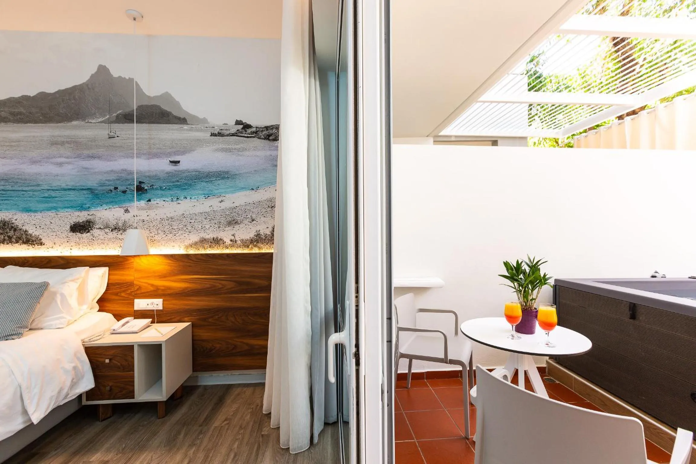 Balcony/Terrace, Bed in Atrium Ambiance Hotel