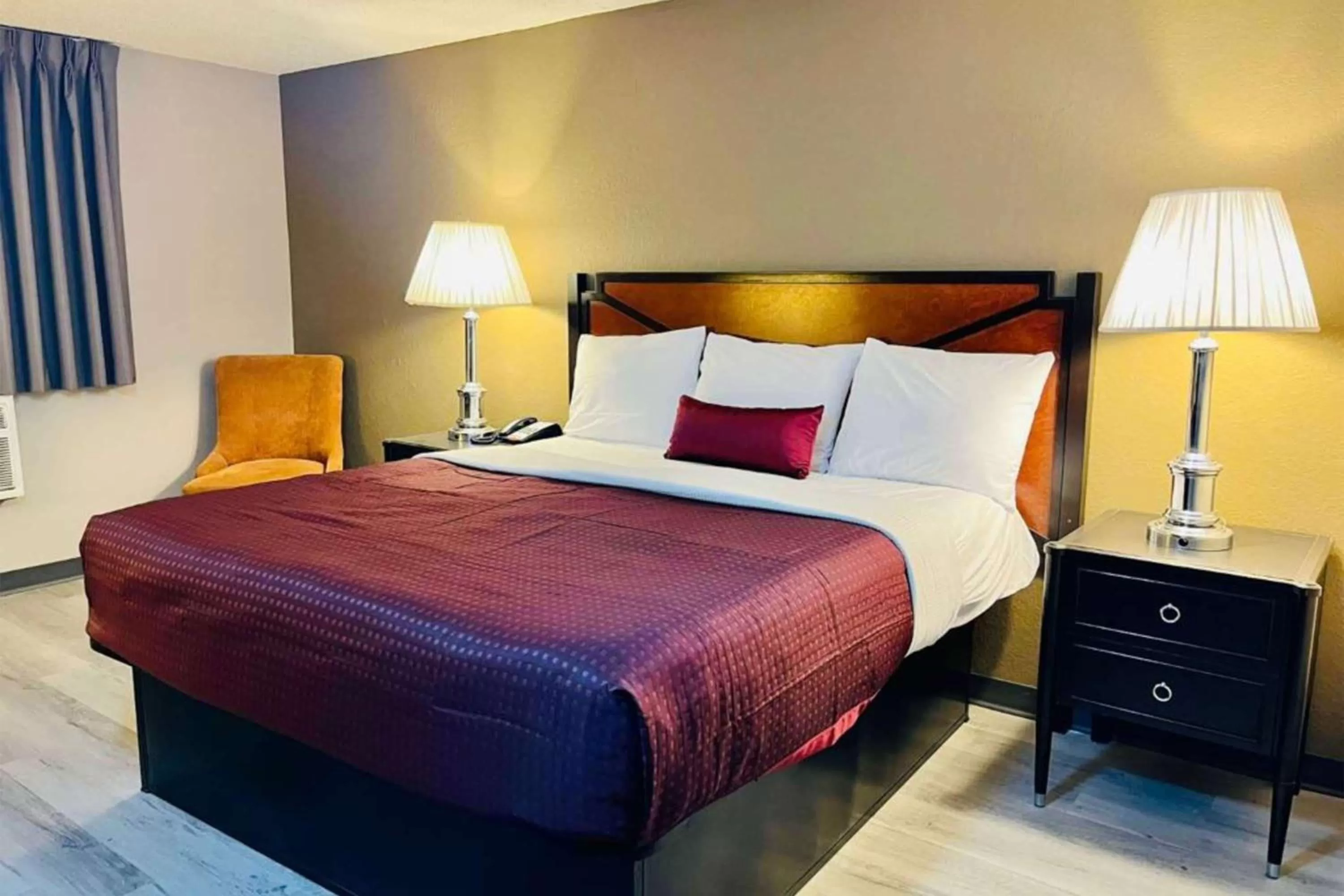 Photo of the whole room, Bed in Super 8 by Wyndham Benton Harbor St Joseph