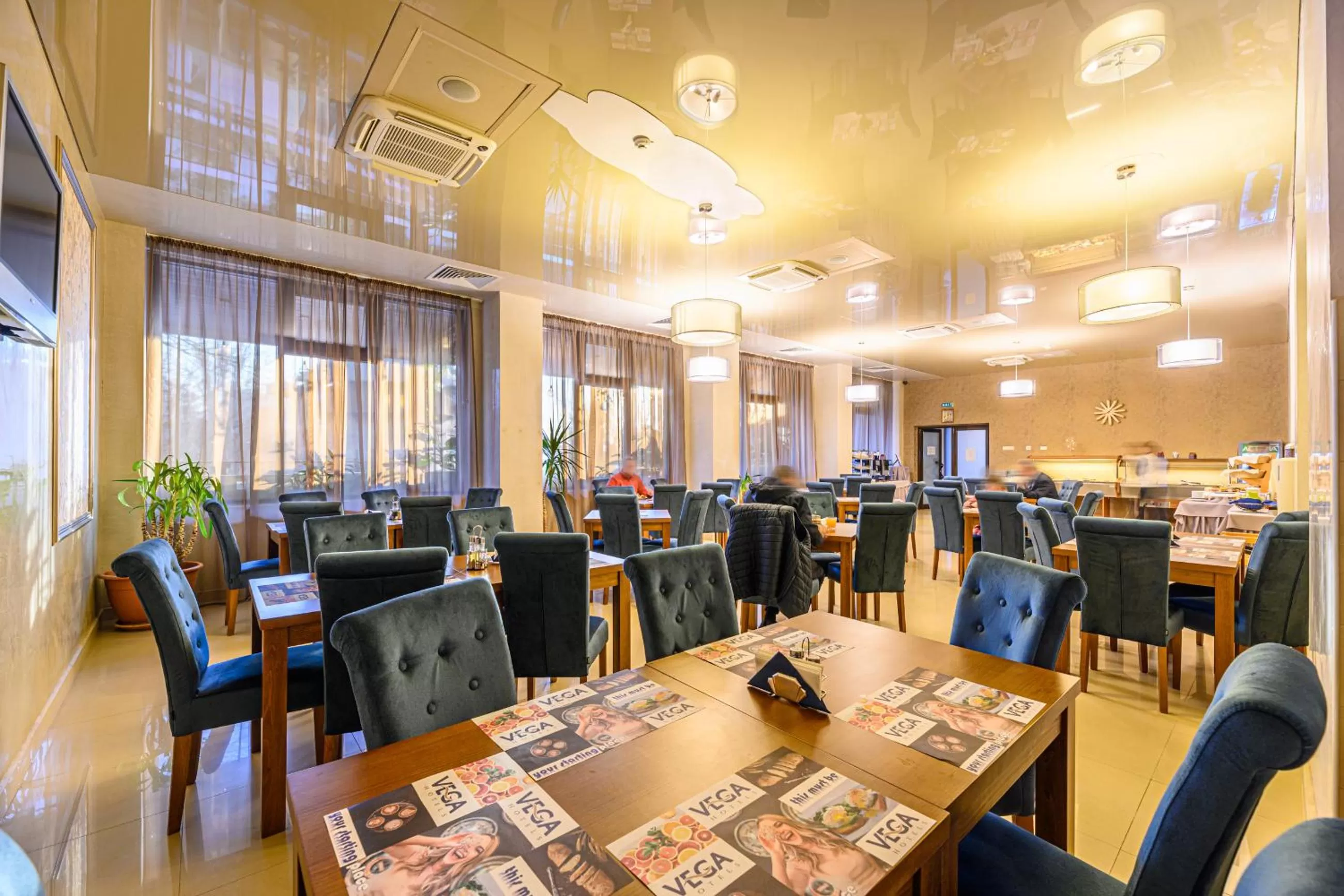 Restaurant/places to eat in Faleza Hotel by Vega