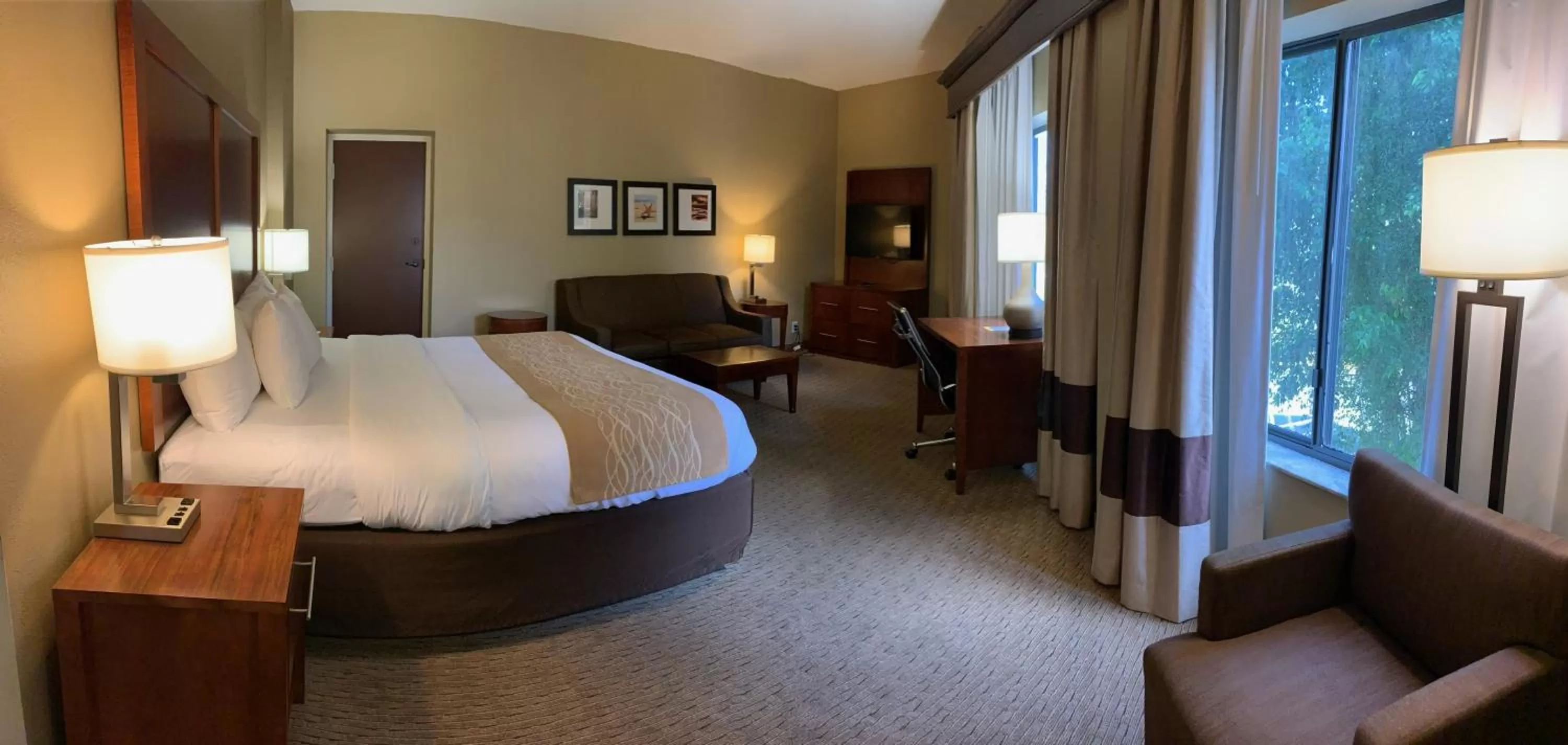 Photo of the whole room, Bed in Tollgate Inn