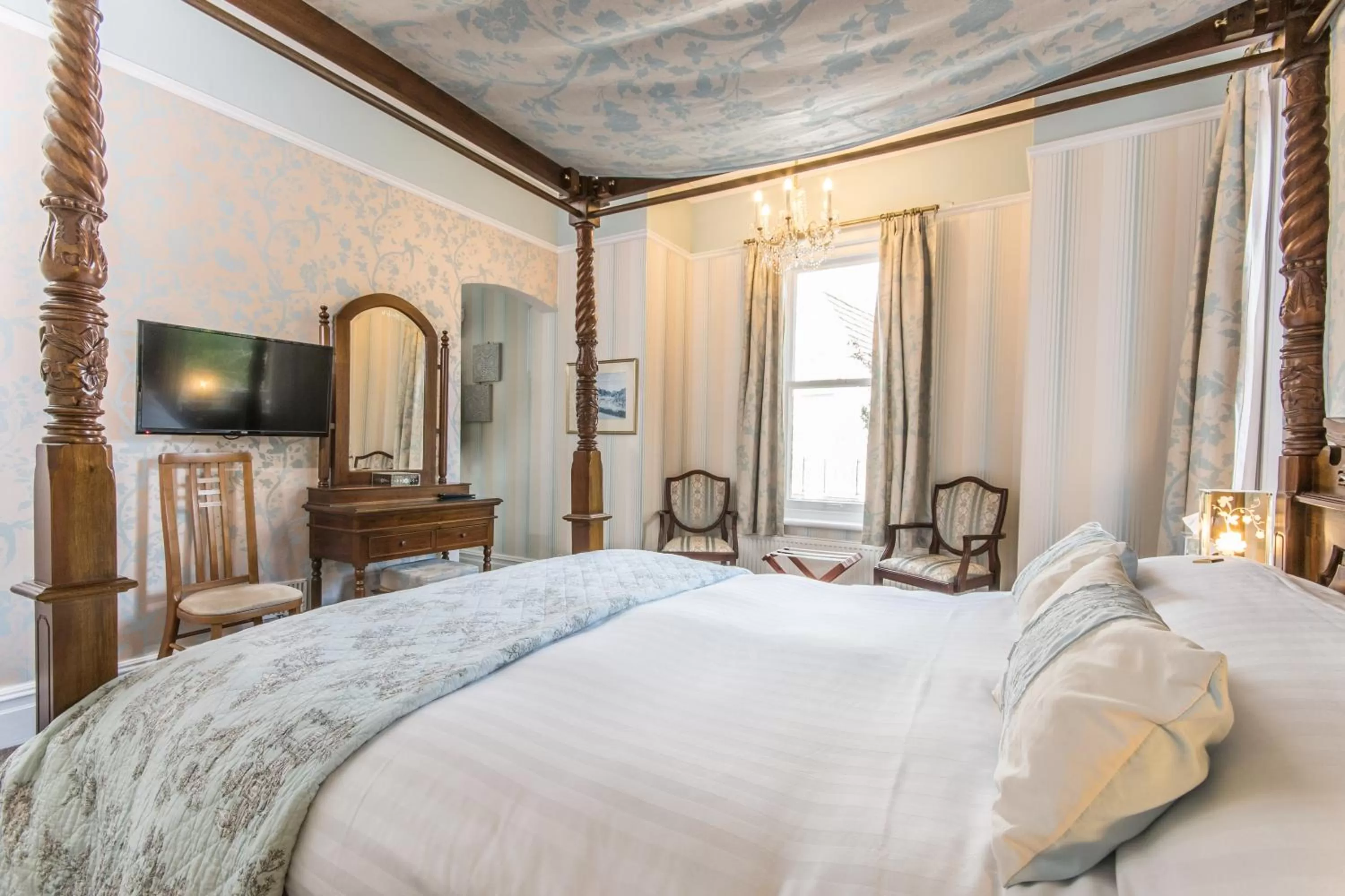 Bed in Grovefield Manor