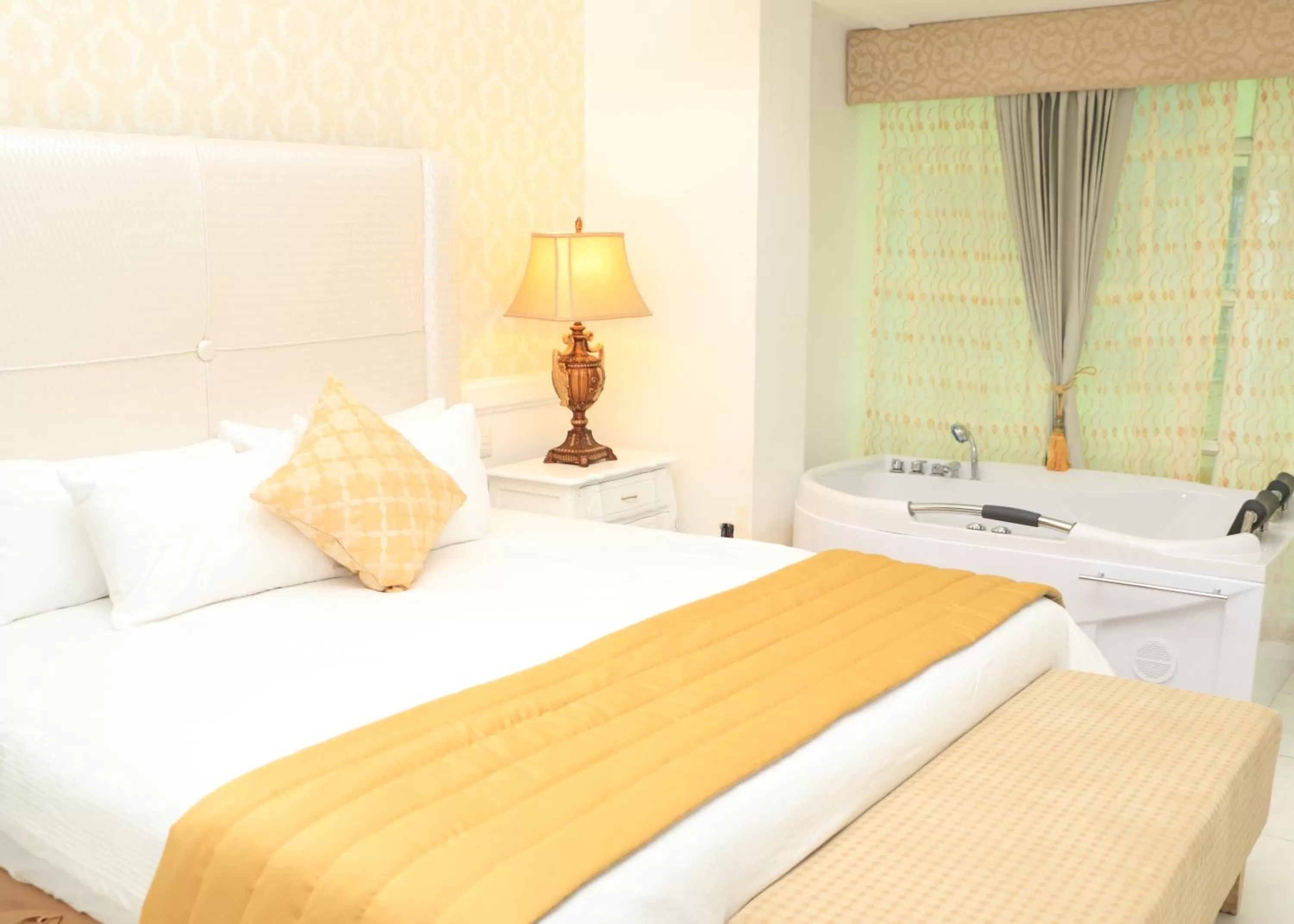 Photo of the whole room, Bed in Presidente Boutique