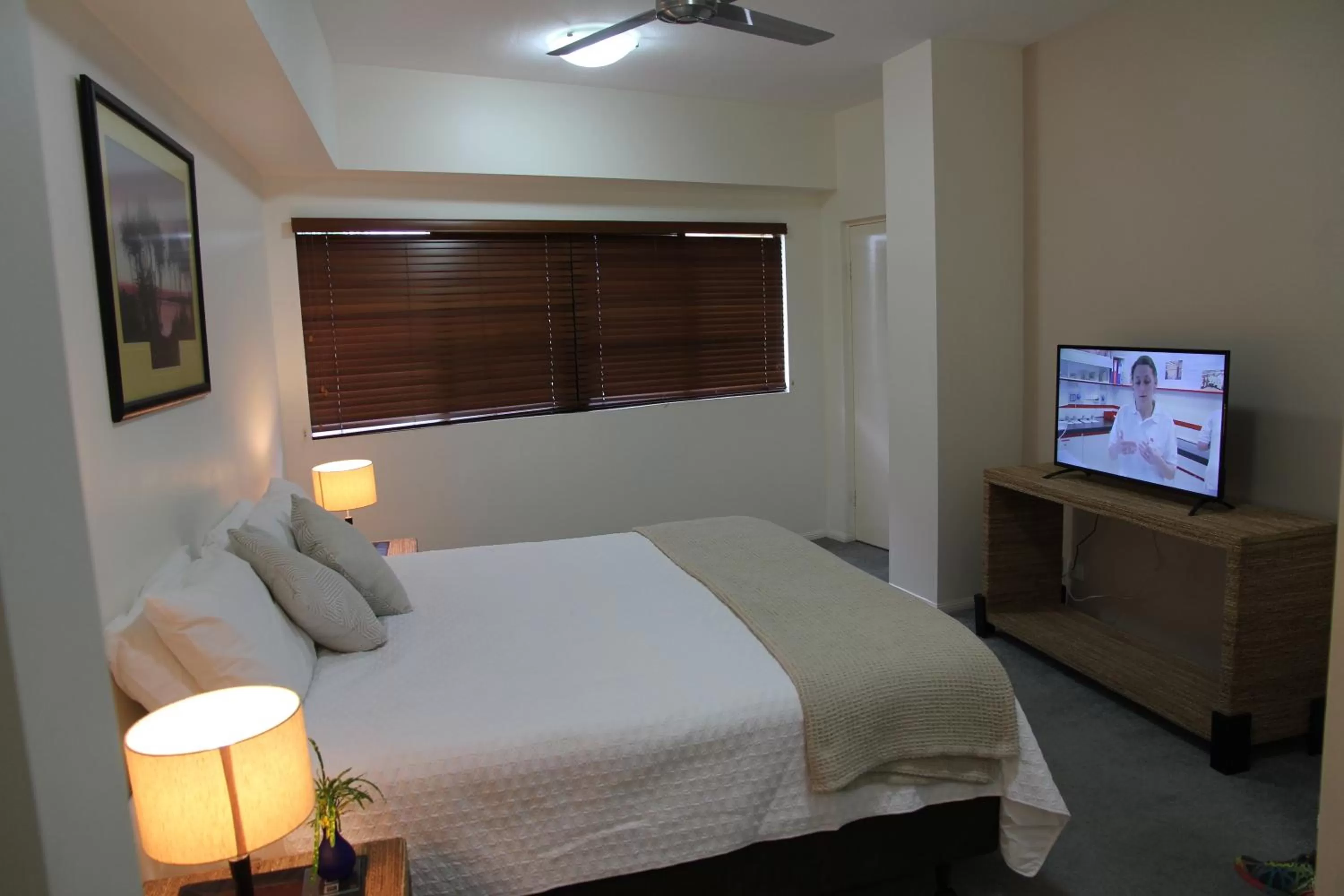Bedroom, Bed in Darwin Deluxe Apartments