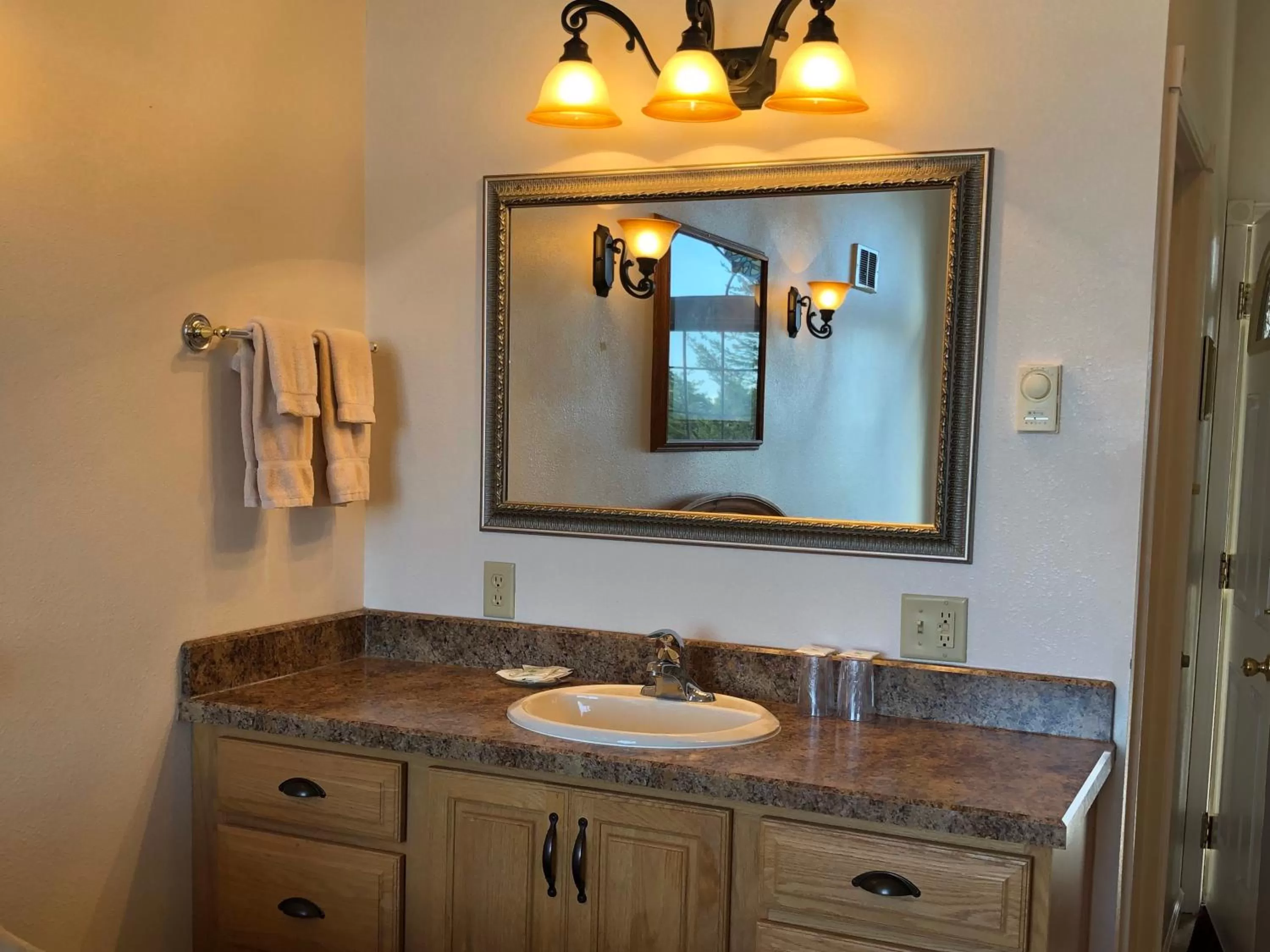 Queen Room with Spa Bath in The Landmark Inn