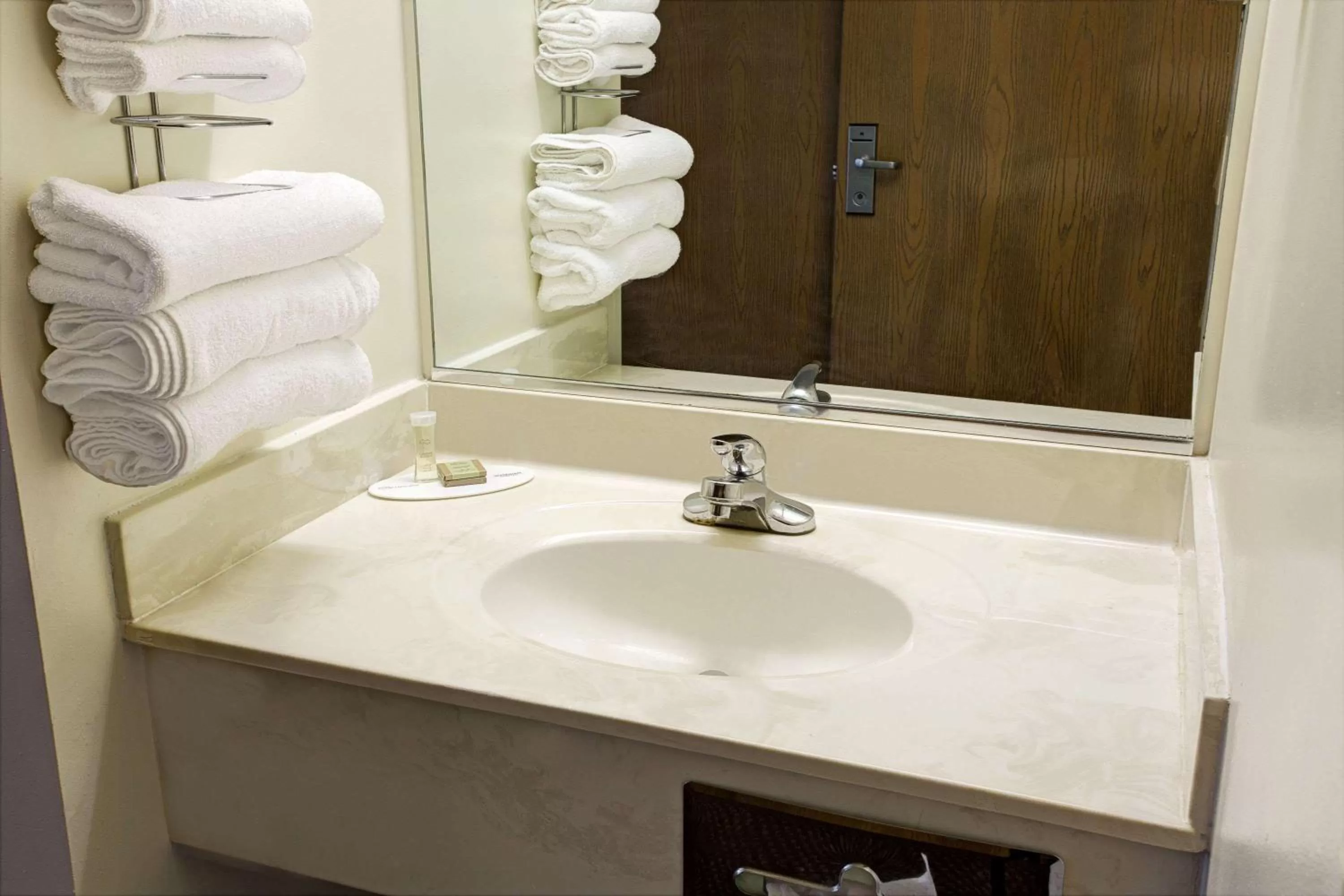 Bathroom in Super 8 by Wyndham Heath/Newark