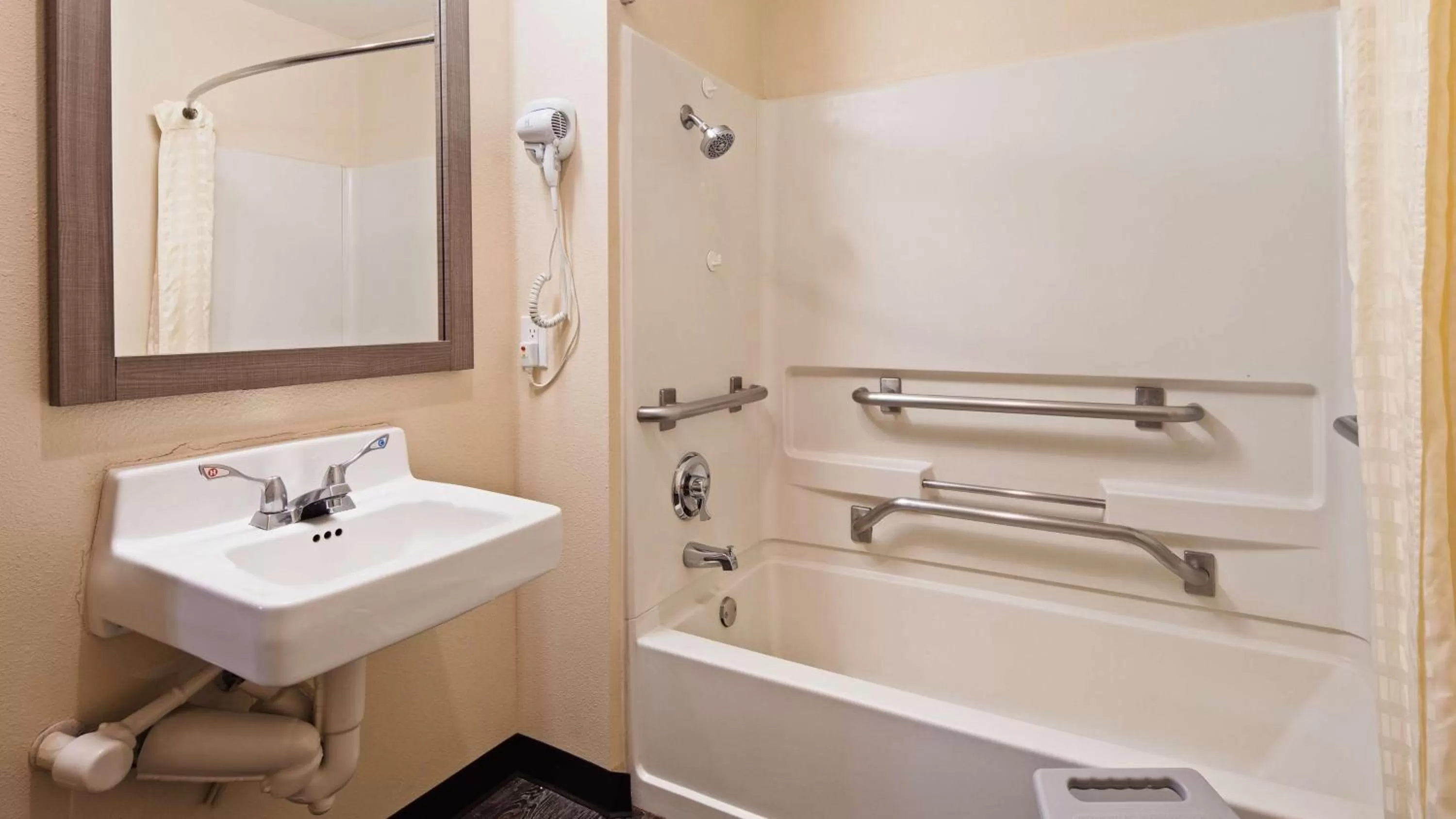 King Room with Mobility Accessible Tub in SureStay Hotel by Best Western Albuquerque Midtown