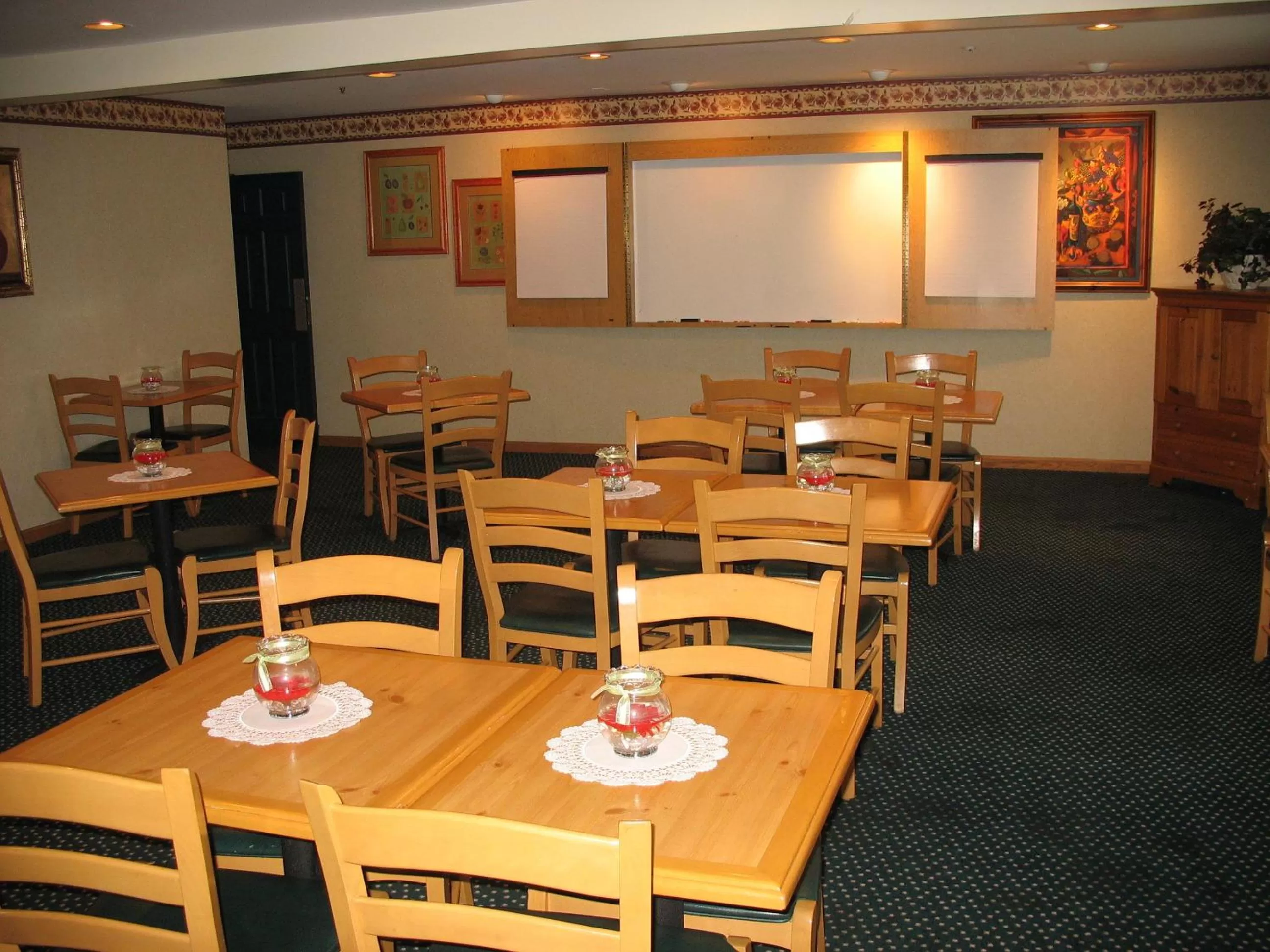 Restaurant/places to eat in Country Inn & Suites by Radisson, Holland, MI