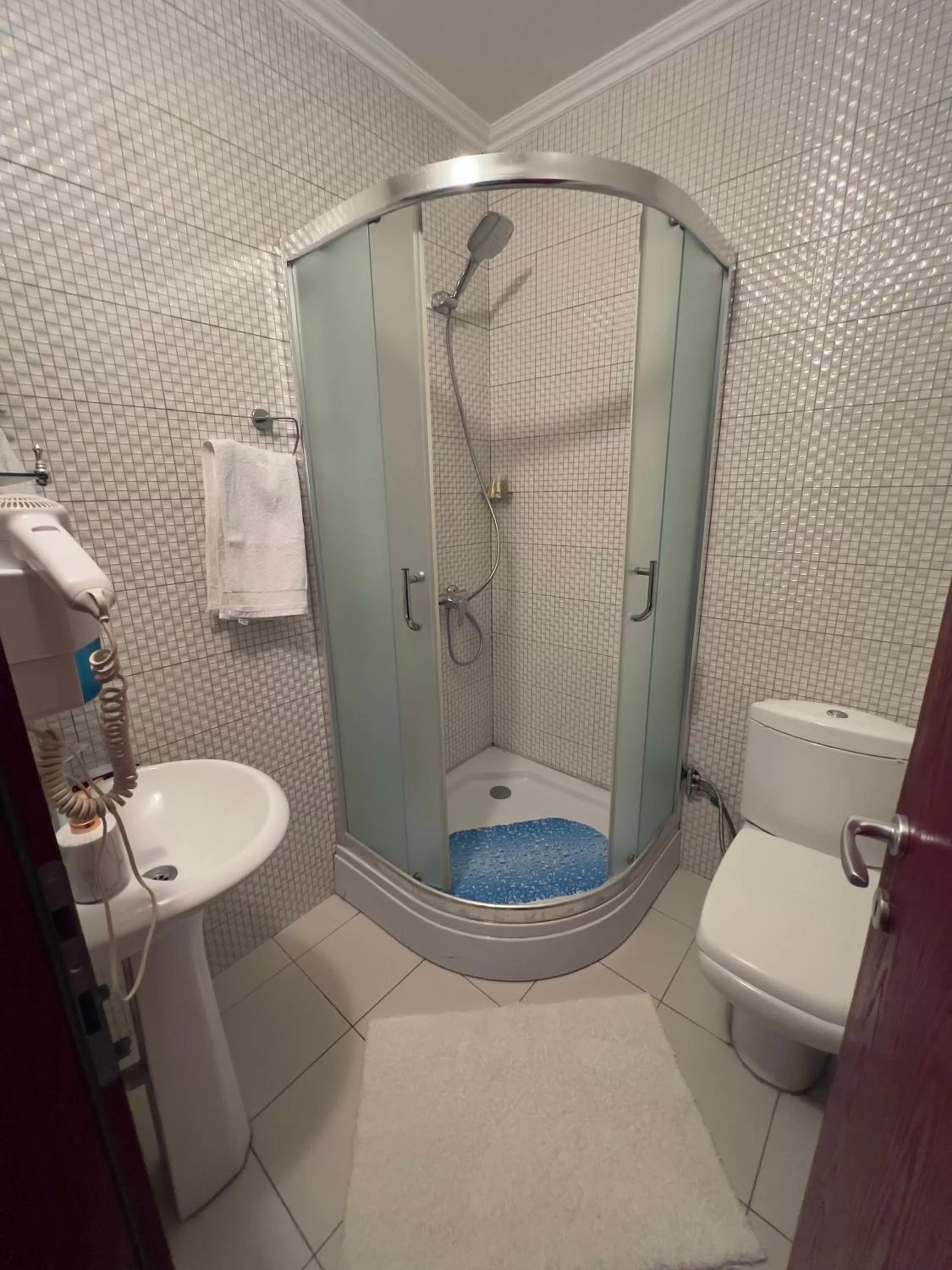 Shower, Bathroom in HOTEL LYBETEN