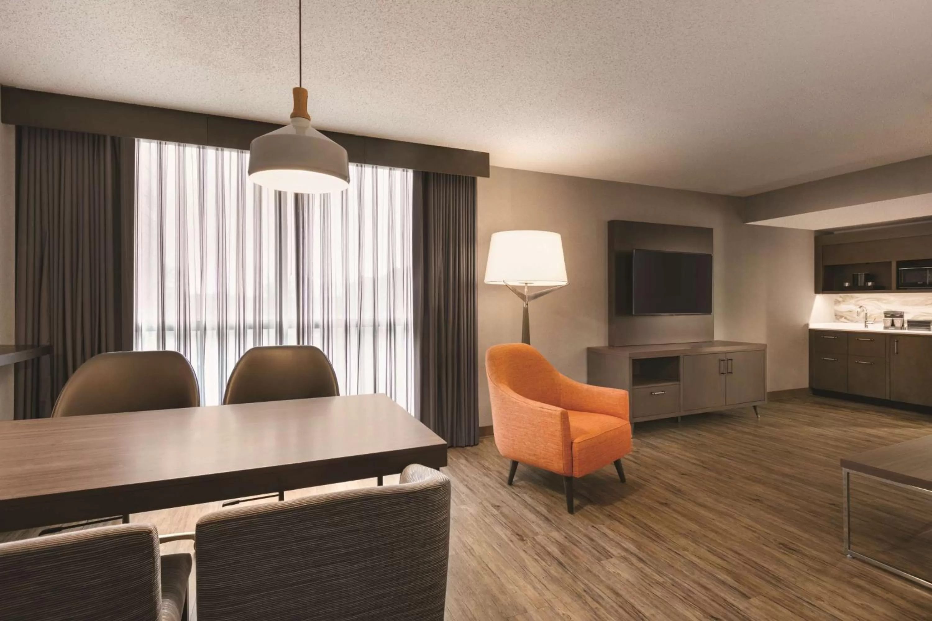 Living room in Embassy Suites by Hilton Richmond