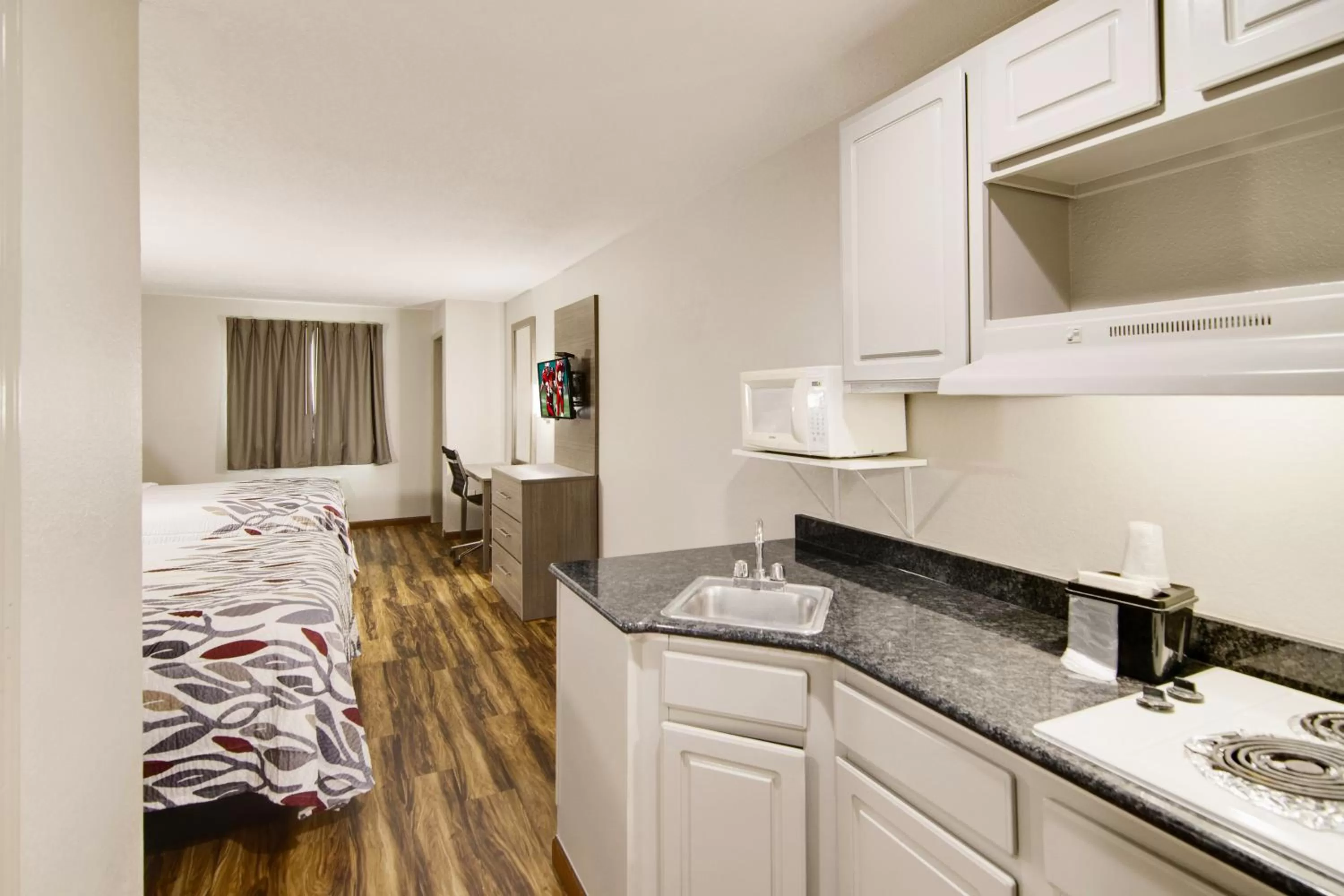 Photo of the whole room, Bed in Red Roof Inn & Suites Pensacola-NAS Corry