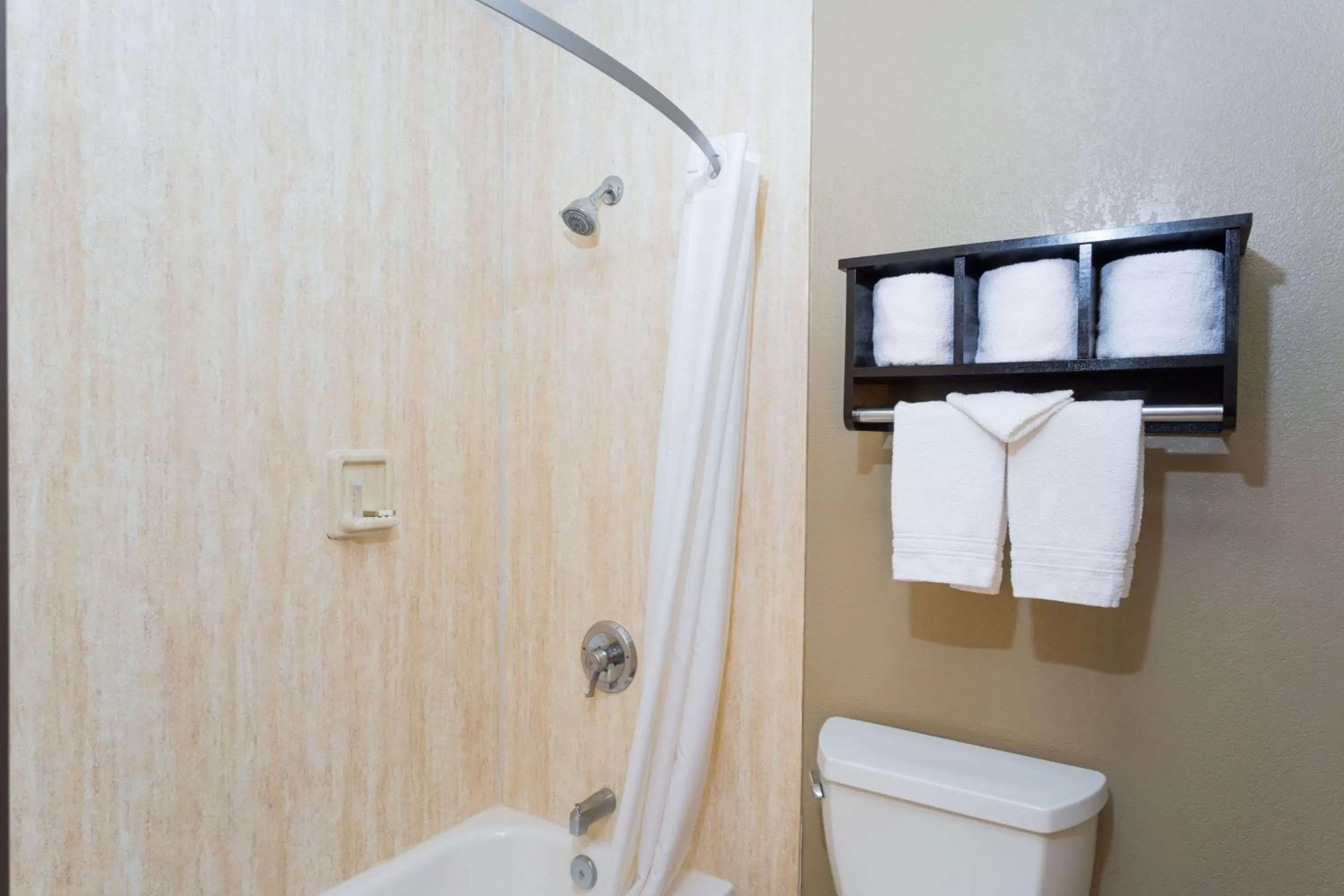 Bathroom in Howard Johnson by Wyndham National City/San Diego South