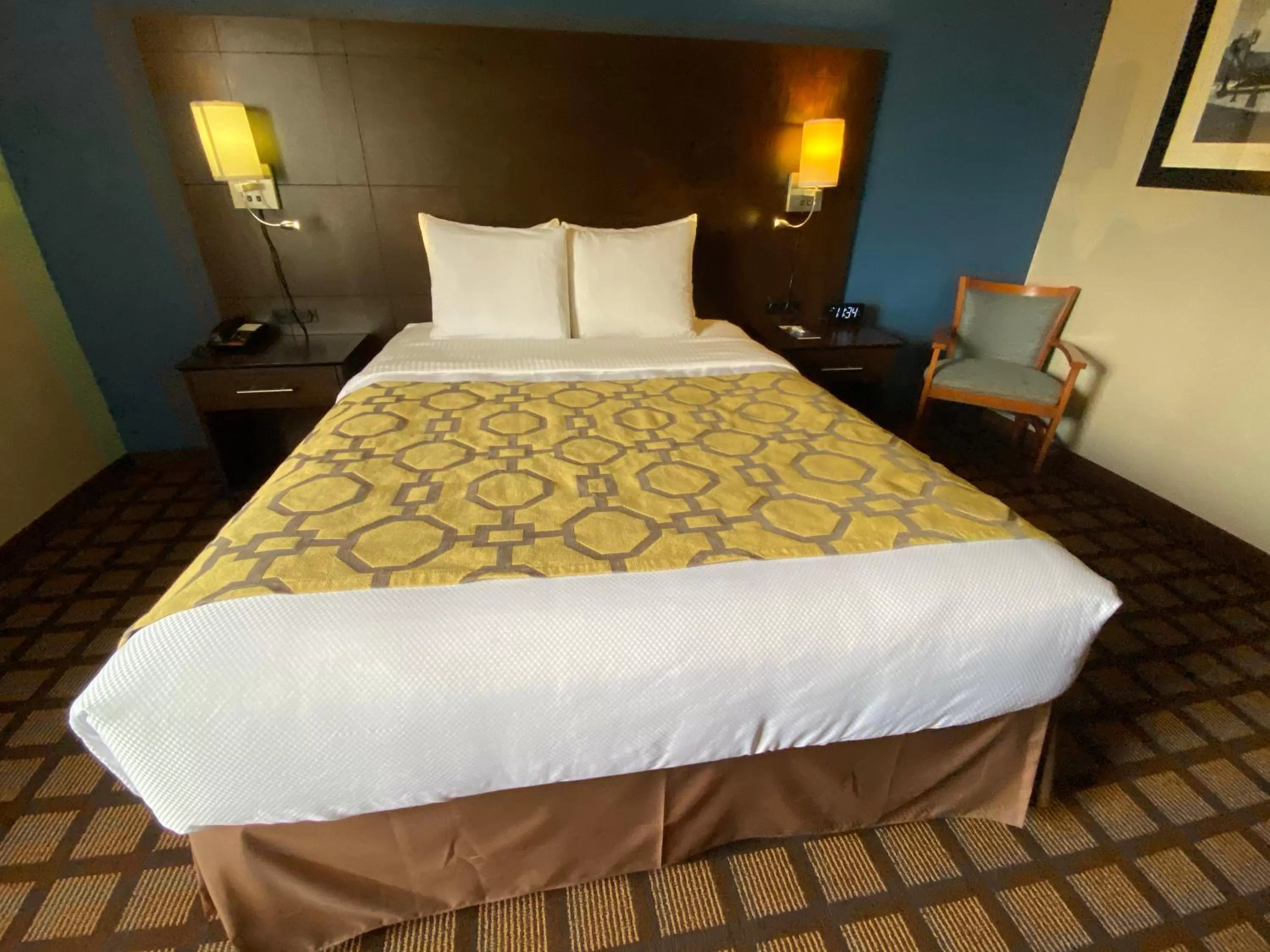 Queen Room with Roll-in Shower - Disabilty Access - Non-Smoking in Baymont by Wyndham Morton