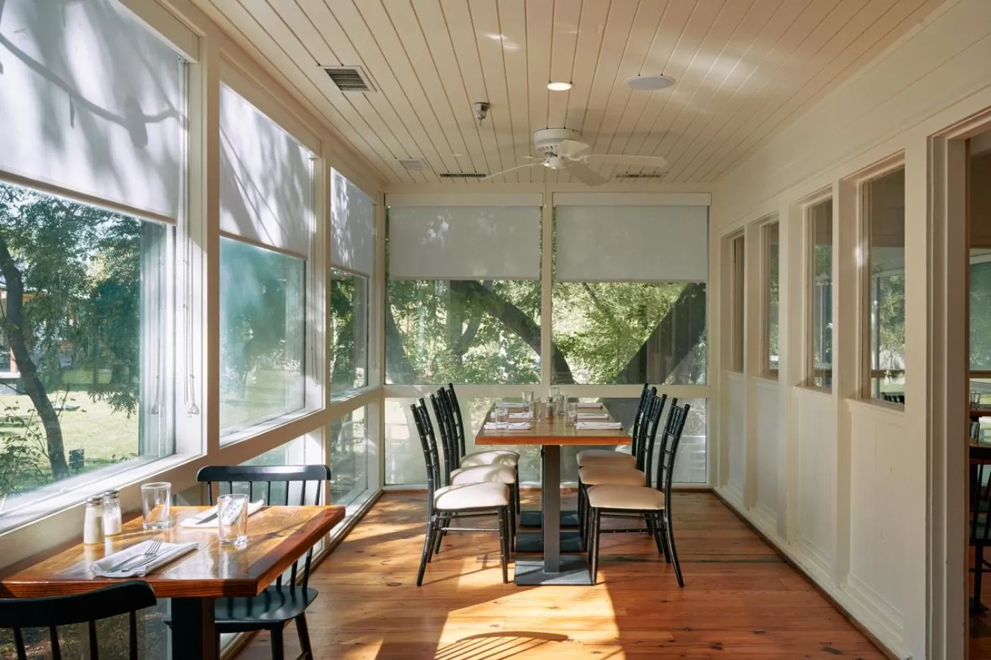 Restaurant/places to eat in Shady Villa Hotel