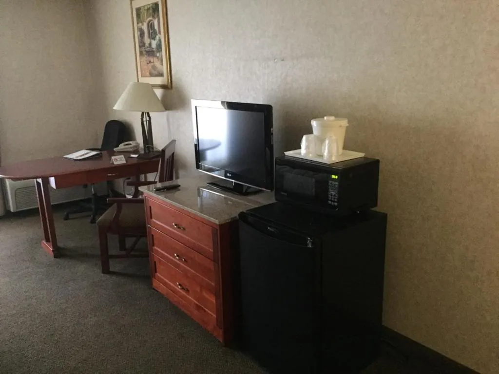 Queen Room with Two Queen Beds and Pool View - Non-Smoking in Quality Inn & Suites Downtown - University Area