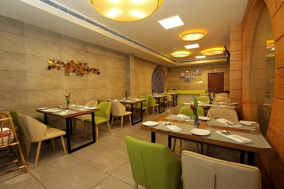 Restaurant/places to eat in Hotel New York Square