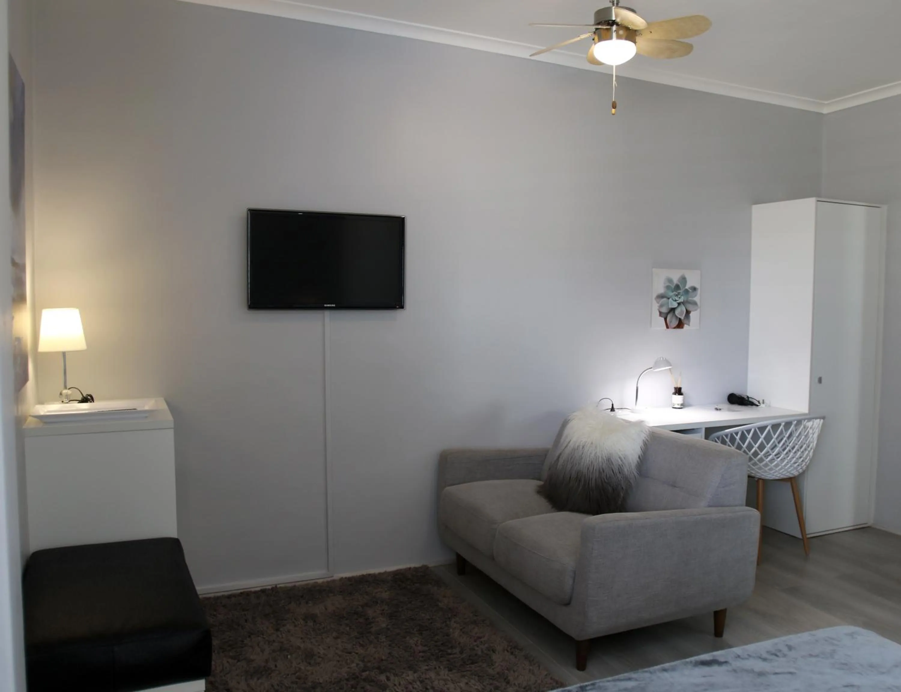 TV and multimedia in Dolphin Inn Guesthouse