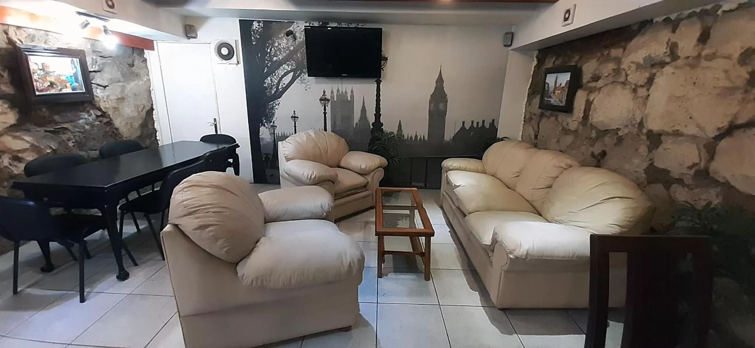 Communal lounge/ TV room in Hotel Reina Victoria Valparaíso