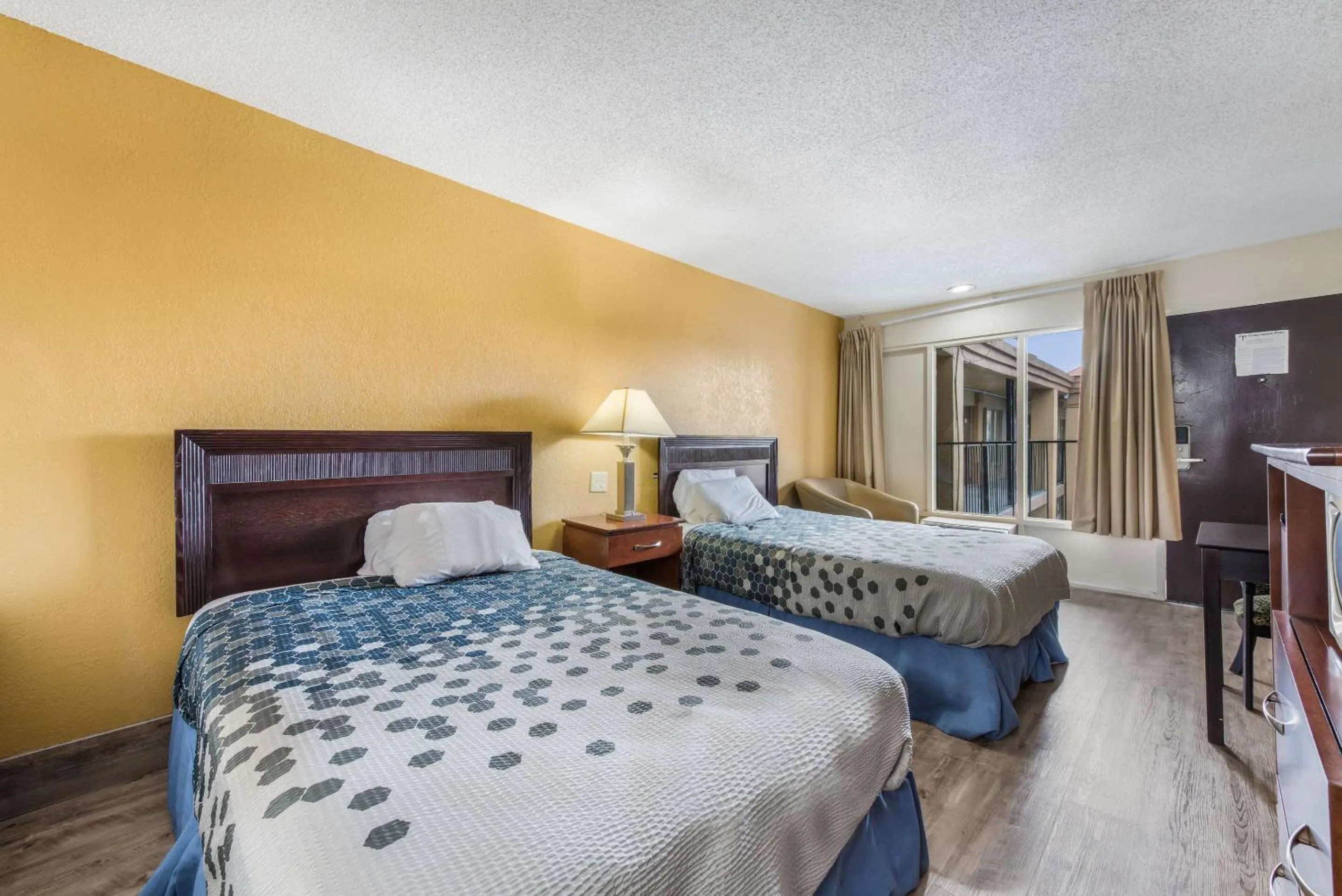 Photo of the whole room, Bed in Econo Lodge Salisbury South