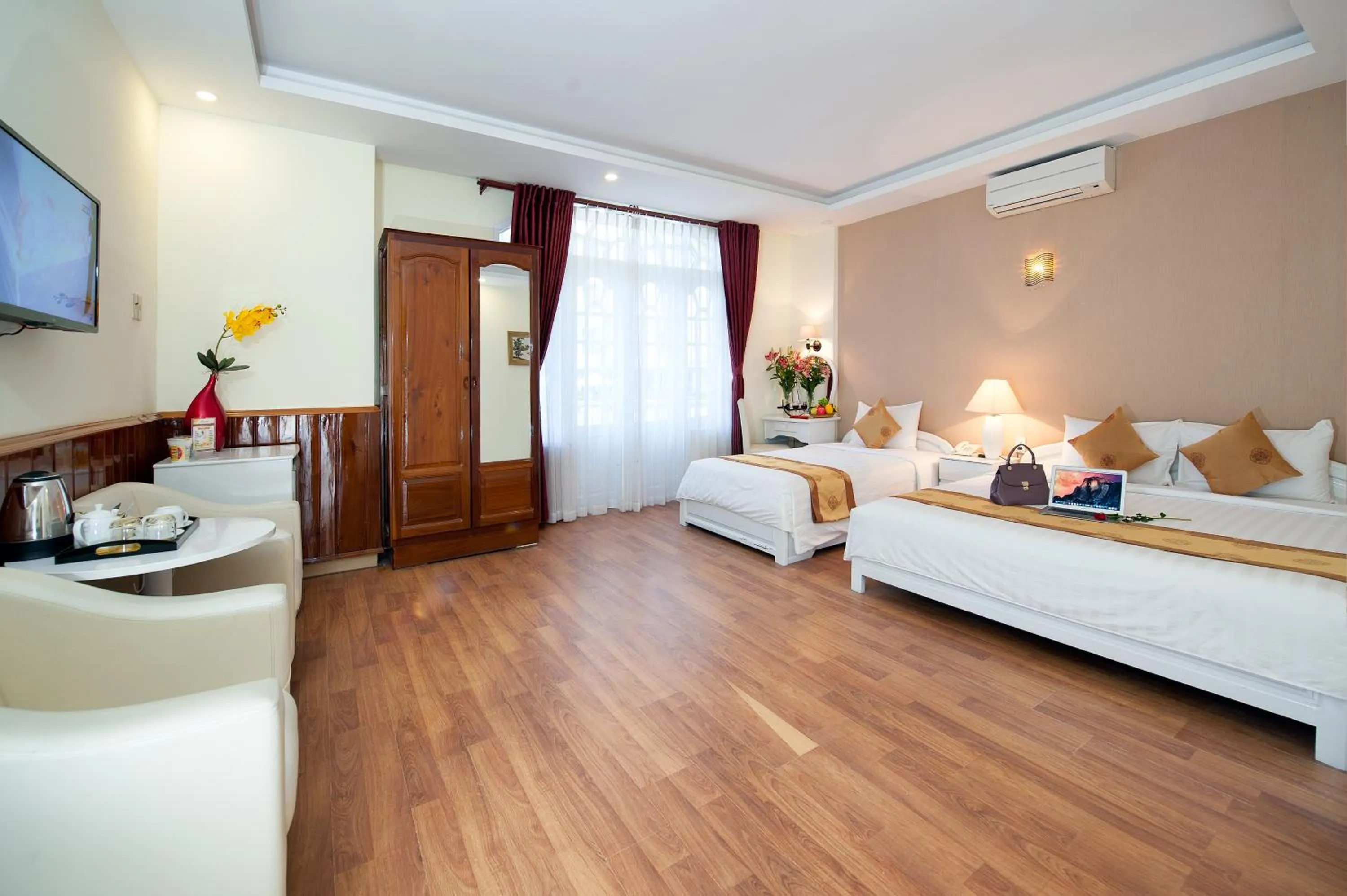 Bedroom, Bed in Palm Beach Hotel