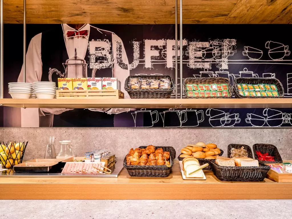 Buffet breakfast in ibis budget Bordeaux Centre Mériadeck