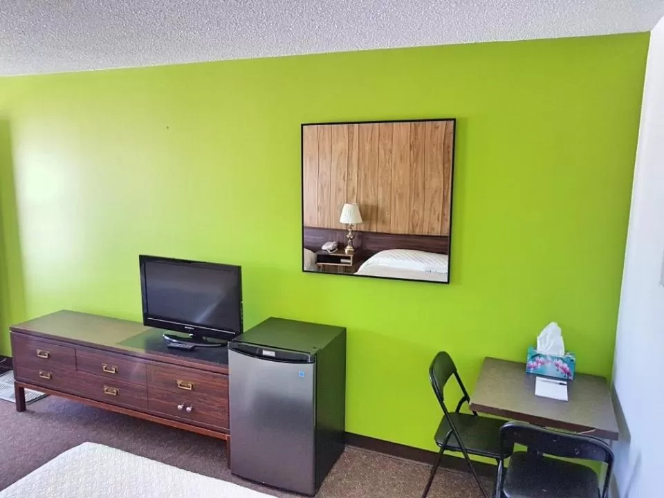 TV/Entertainment Center in Elk Point Motel & RV Park