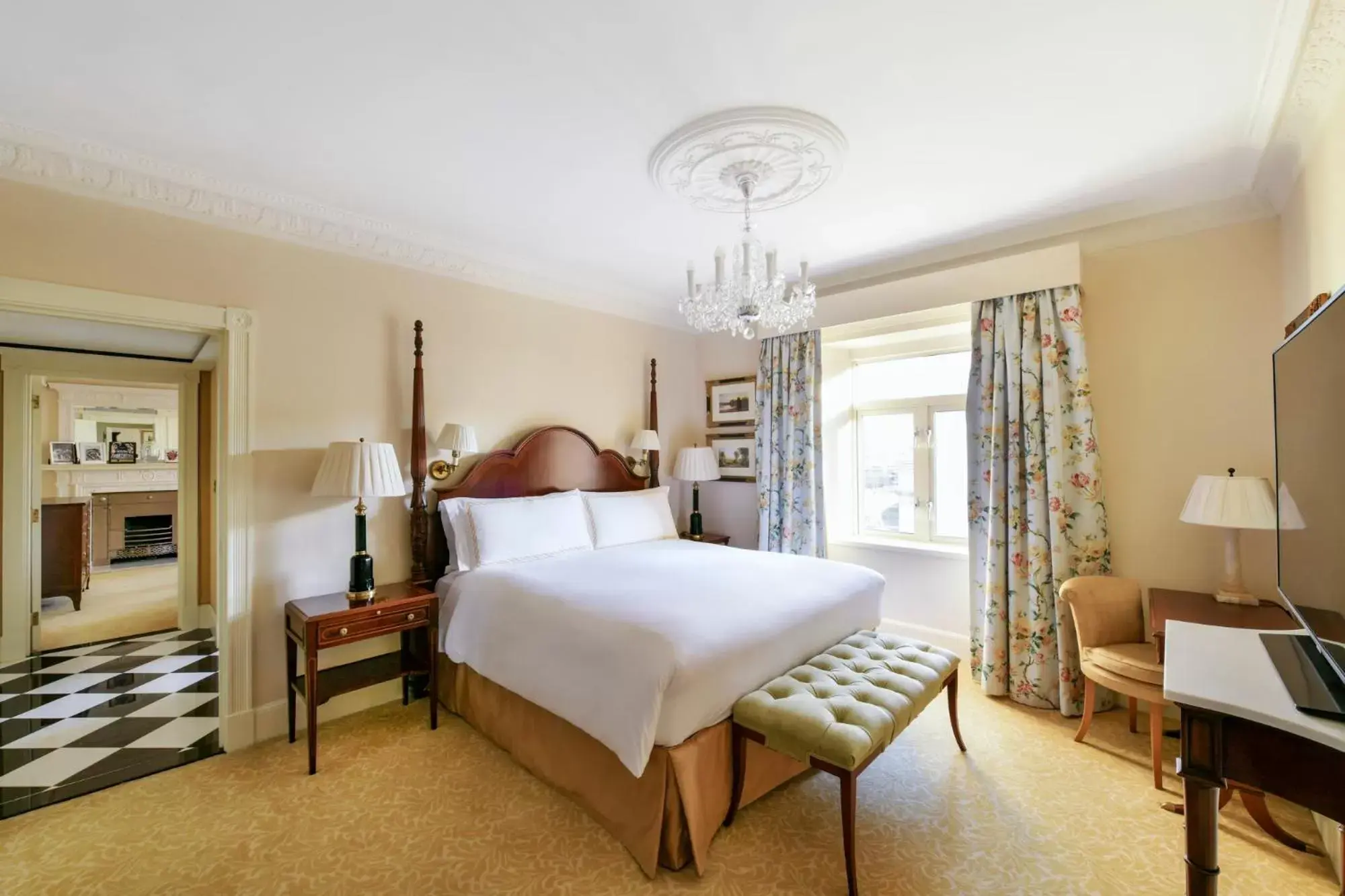 Personality Partial River View Suite in The Savoy Personality Partial River View Suite in The Savoy