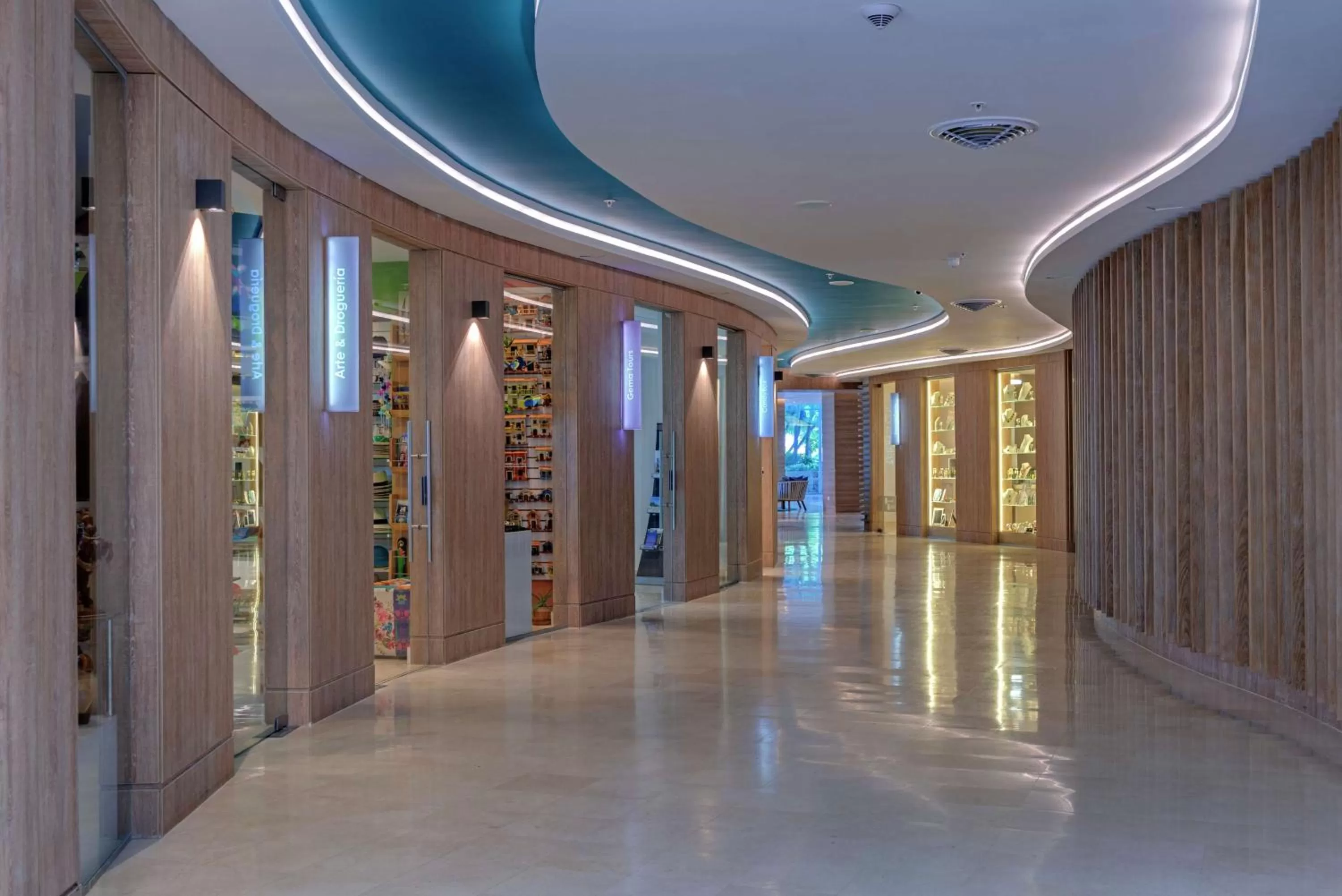 On-site shops in Hilton Cartagena