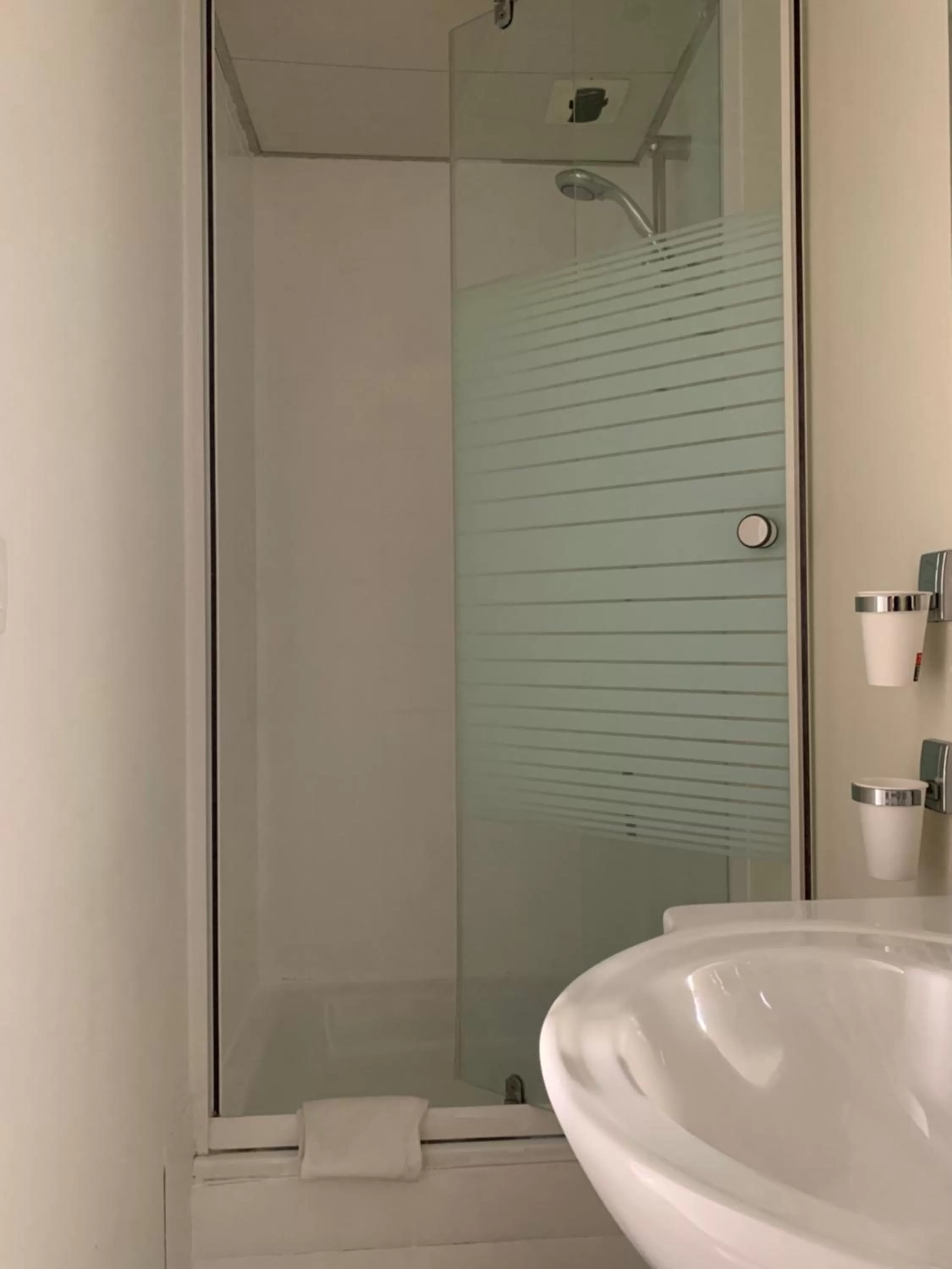 Bathroom in Hôtel & Restaurant Le Patio VICHY