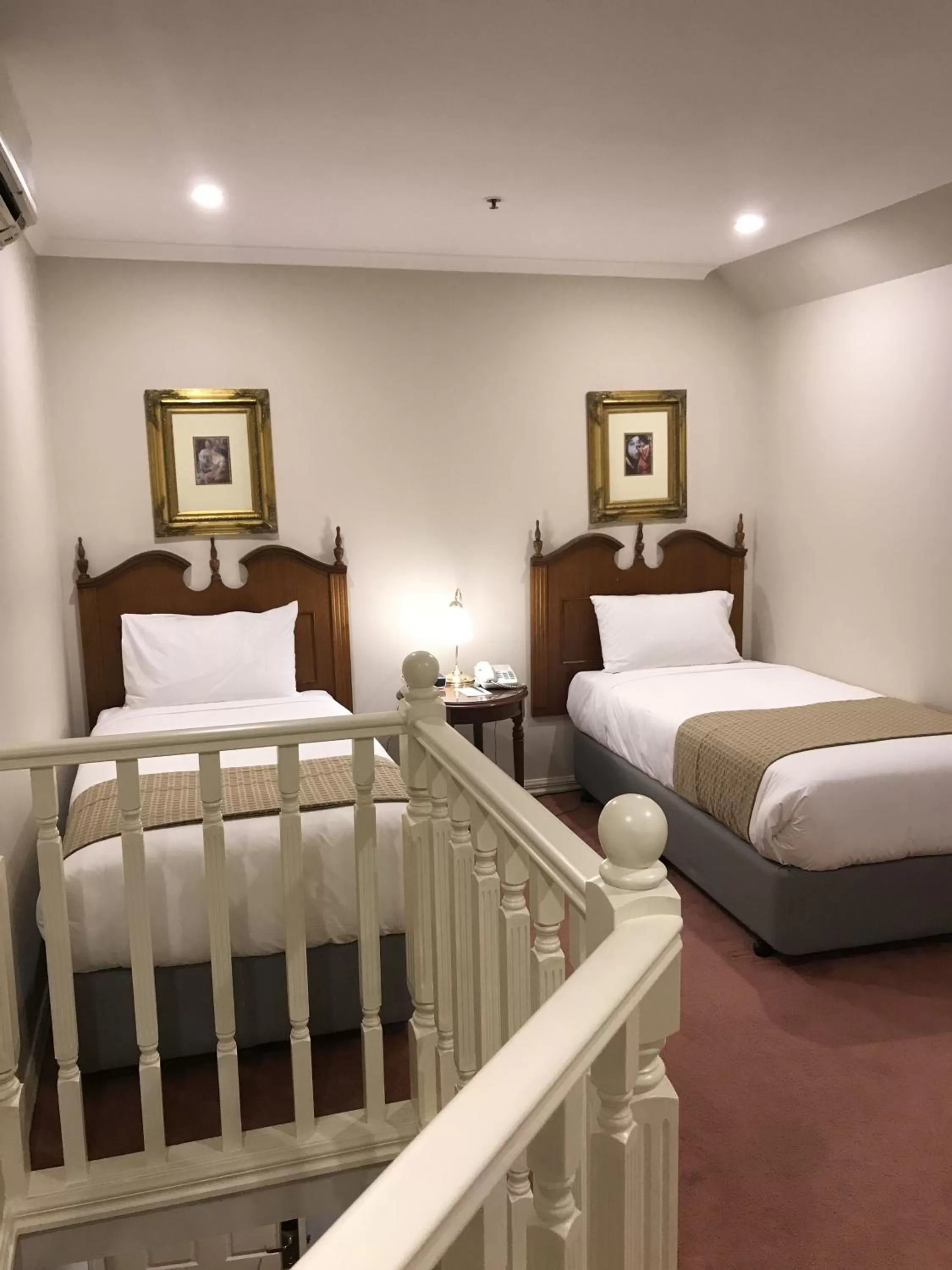 Bed in Canterbury International Hotel